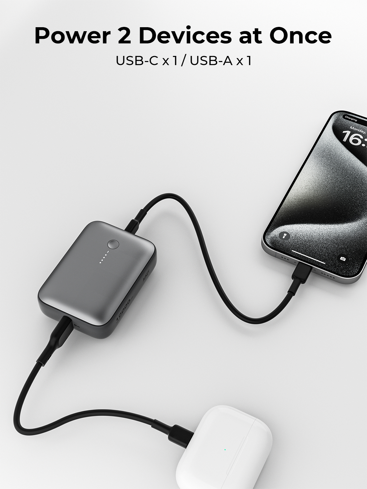 Un power bank carica un telefono e AirPods. Il telefono mostra la ricarica. Il testo dice 'Power 2 Devices at Once'.