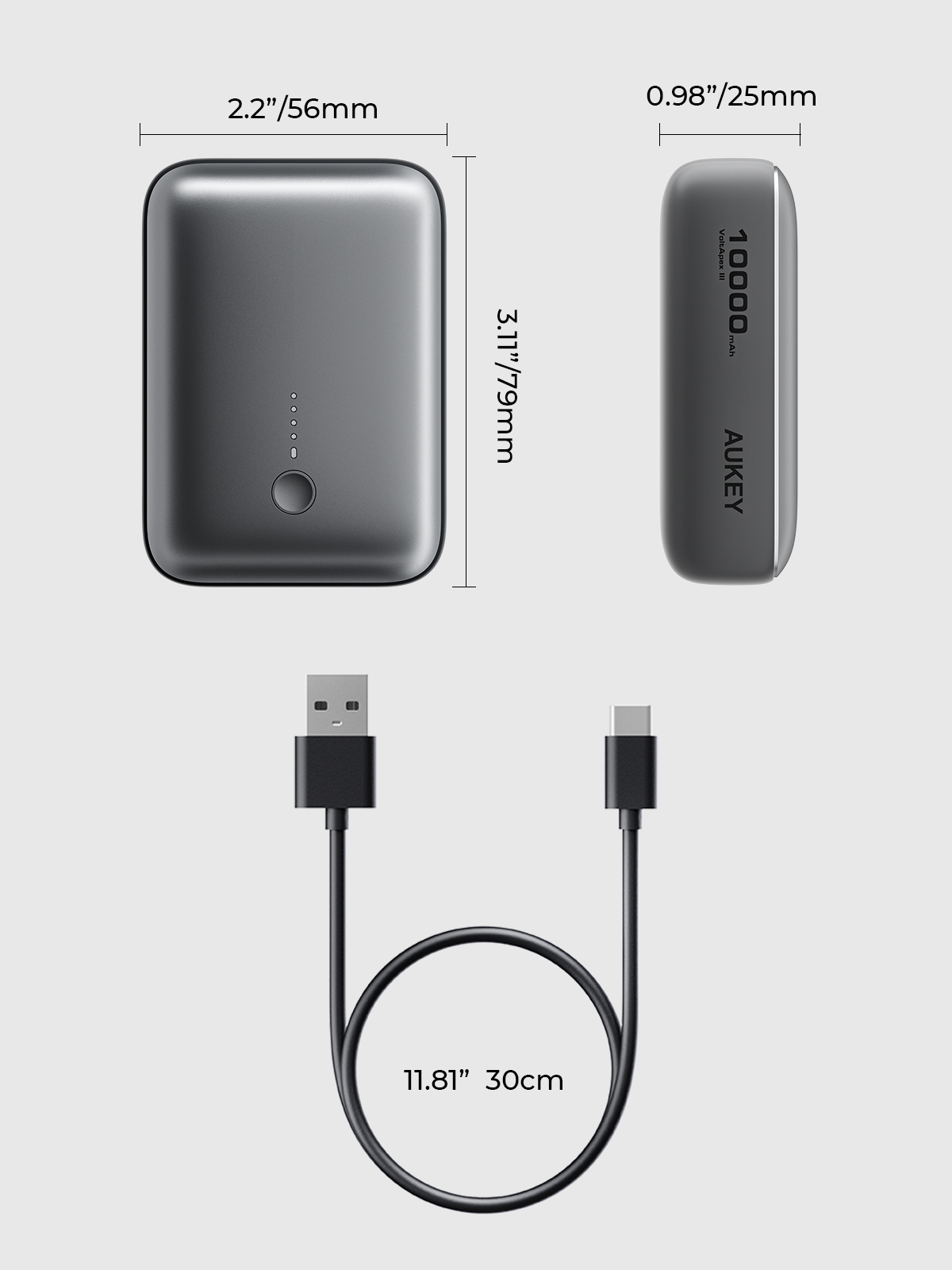 Un power bank Aukey grigio con cavo USB. Le dimensioni sono etichettate: 2.2"/56mm, 3.11"/79mm e 0.98"/25mm. Il cavo misura 11.81"/30cm.