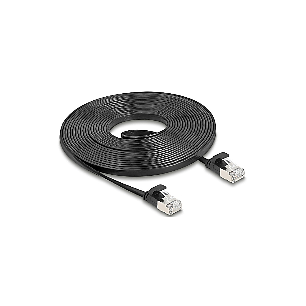 Cavo Ethernet nero arrotolato, con due connettori RJ45 trasparenti. Il cavo è su una superficie bianca.