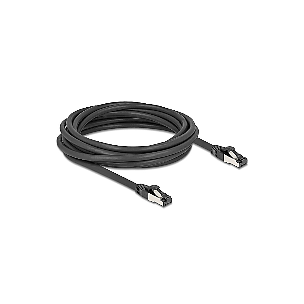 Un cavo Ethernet nero arrotolato con connettori argentati è appoggiato su uno sfondo bianco. Sono visibili due connettori.