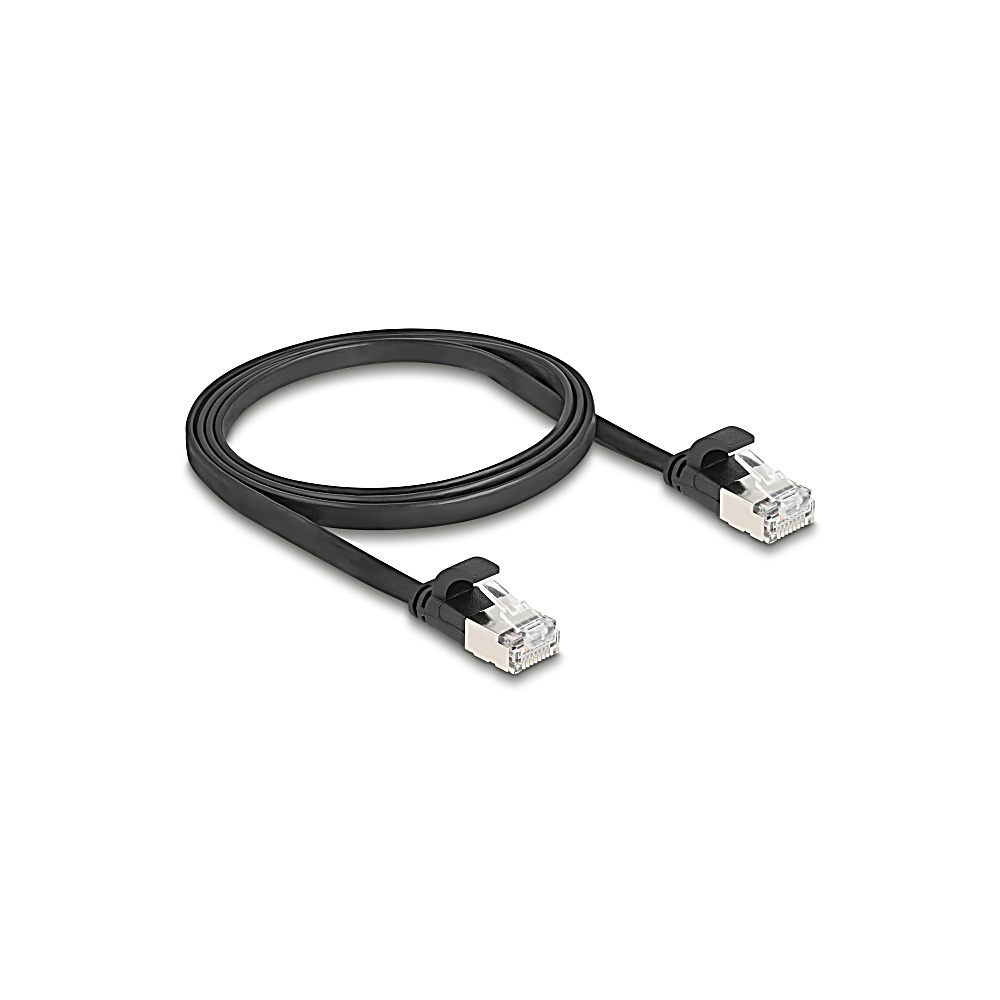 Un cavo Ethernet nero è arrotolato su una superficie bianca. Ci sono due connettori RJ45 a ciascuna estremità. Lo sfondo è bianco.