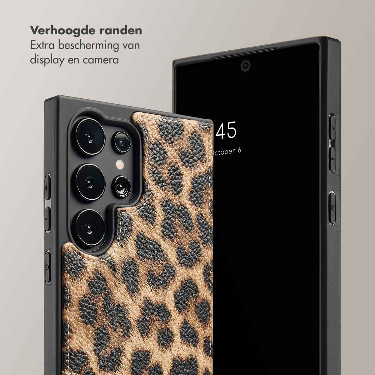 Een telefoon met een luipaardprint hoesje staat naast een telefoon met een zwart scherm. De hoes heeft opstaande randen voor extra bescherming.