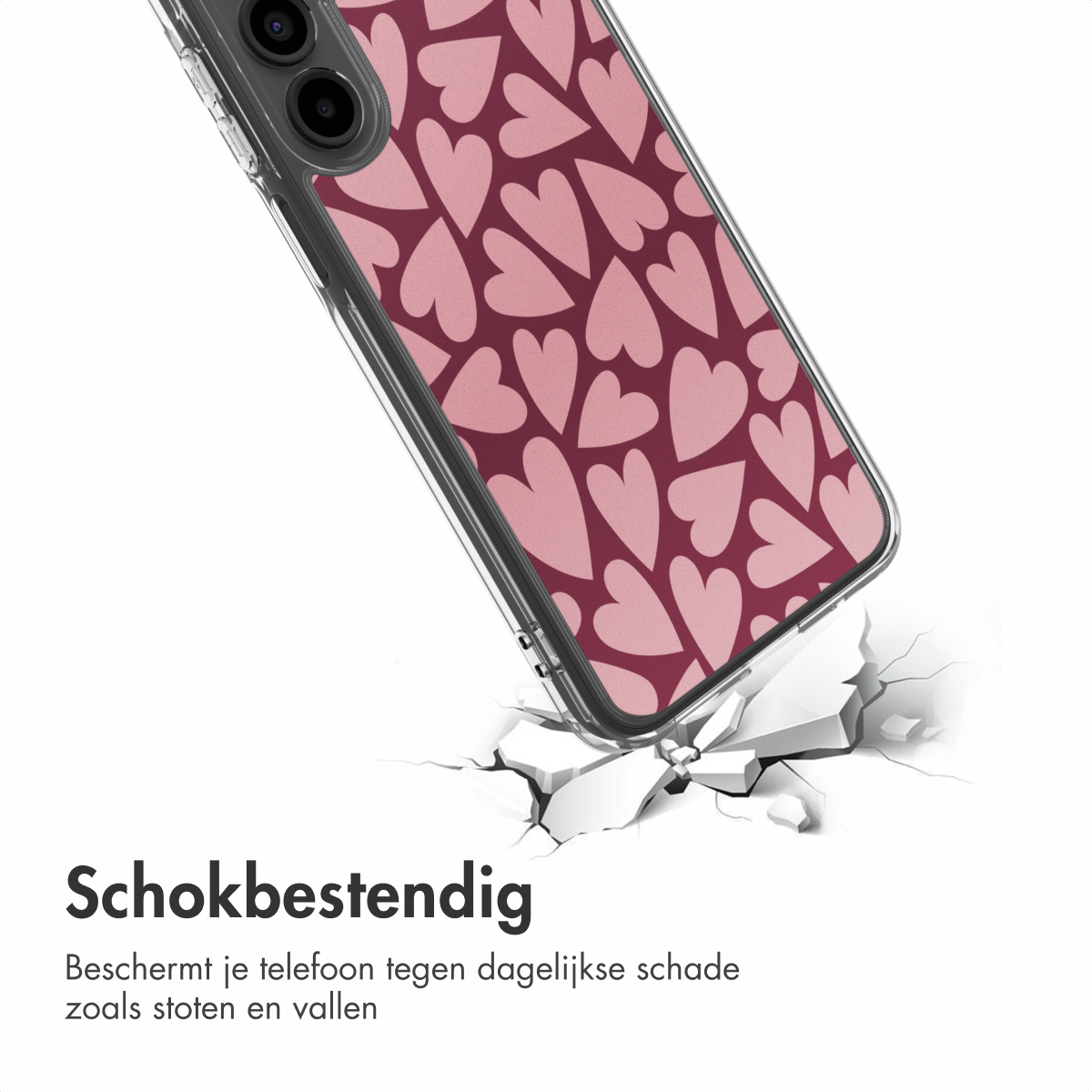 Een telefoonhoesje met hartpatroon breekt een oppervlak. De hoes is transparant met roze harten op een rode achtergrond.