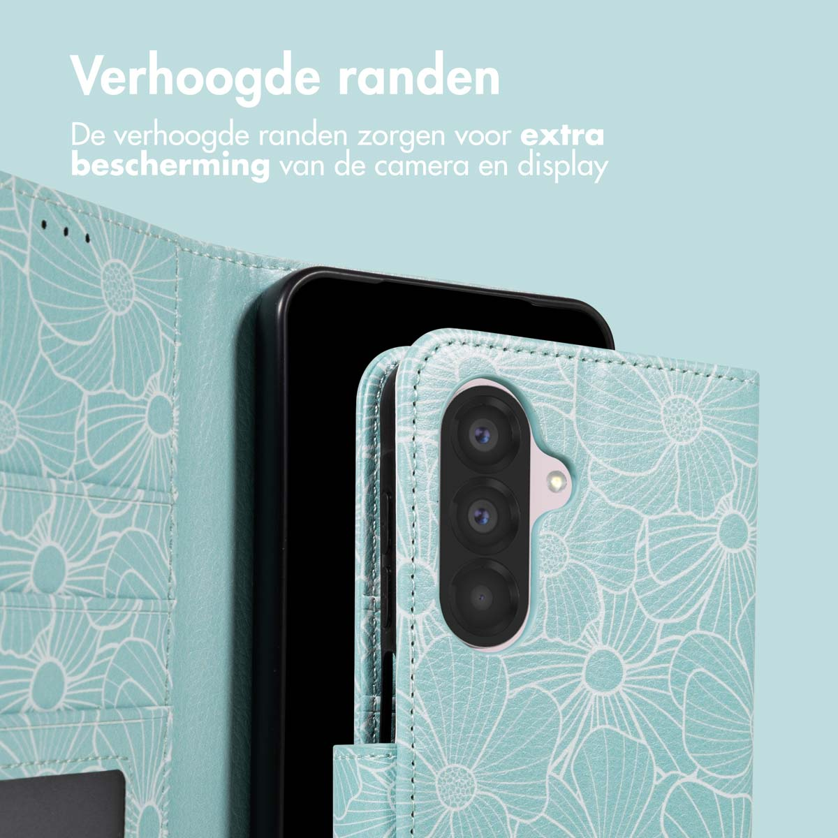 Een turquoise telefoonhoesje met bloemenpatroon beschermt een zwarte telefoon. De hoes heeft opstaande randen, die de camera en het scherm beschermen.
