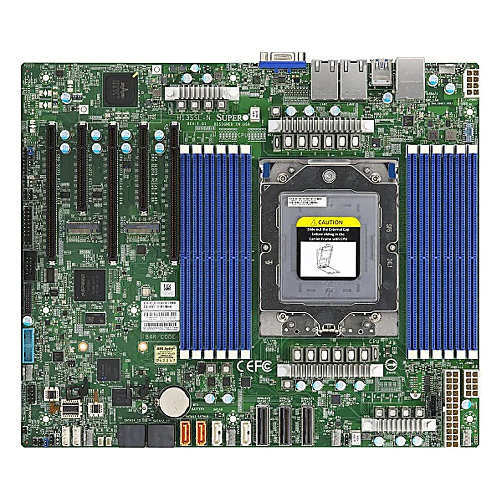 Una scheda madre verde con slot RAM blu e vari componenti, tra cui un socket CPU.