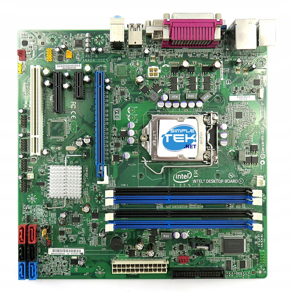 Scheda madre verde con componenti, connettori e slot. Il logo Intel è visibile. Simple Tek .net è scritto sopra.