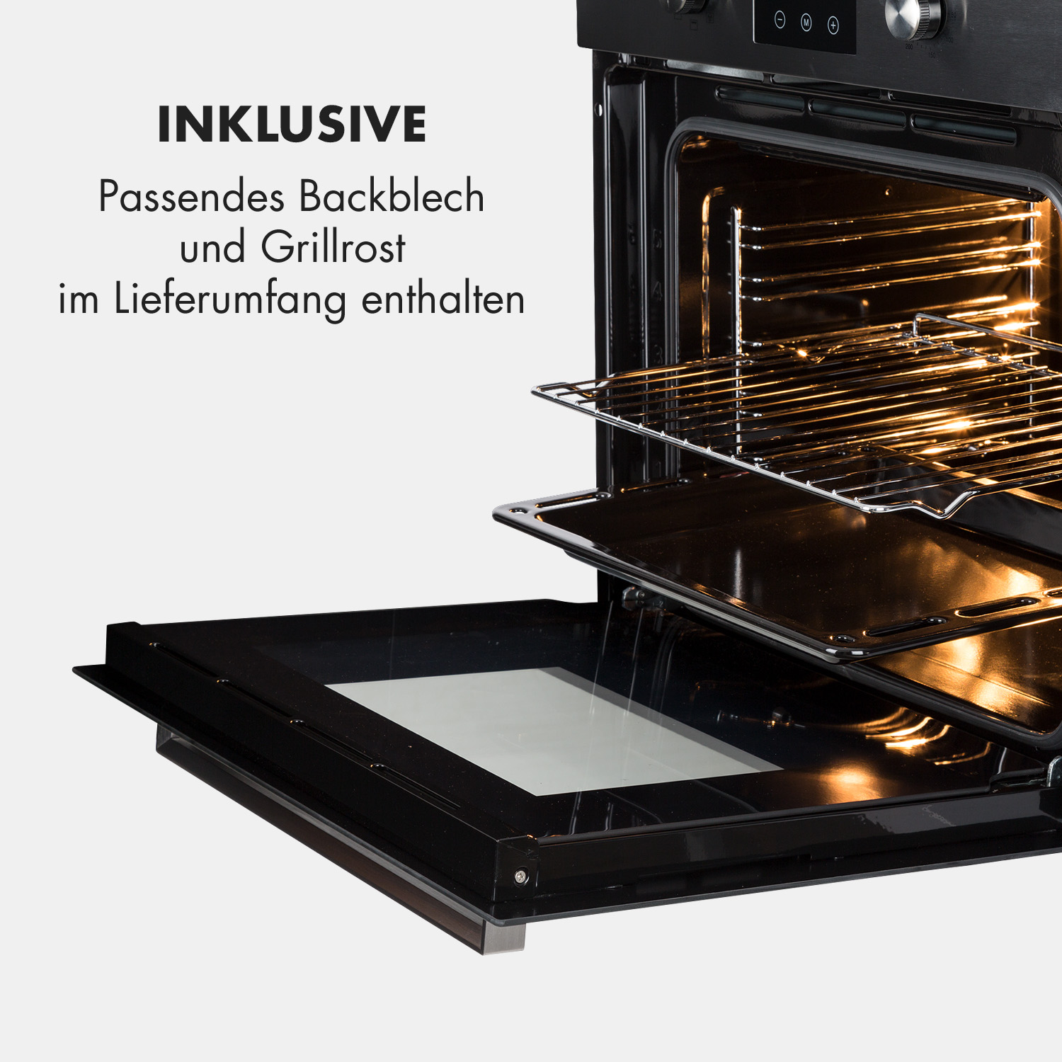 Ein offener schwarzer Backofen mit Backblech und Grillrost. Tür angelehnt. Text: 'INKLUSIVE' und 'Backblech und Grillrost enthalten'.