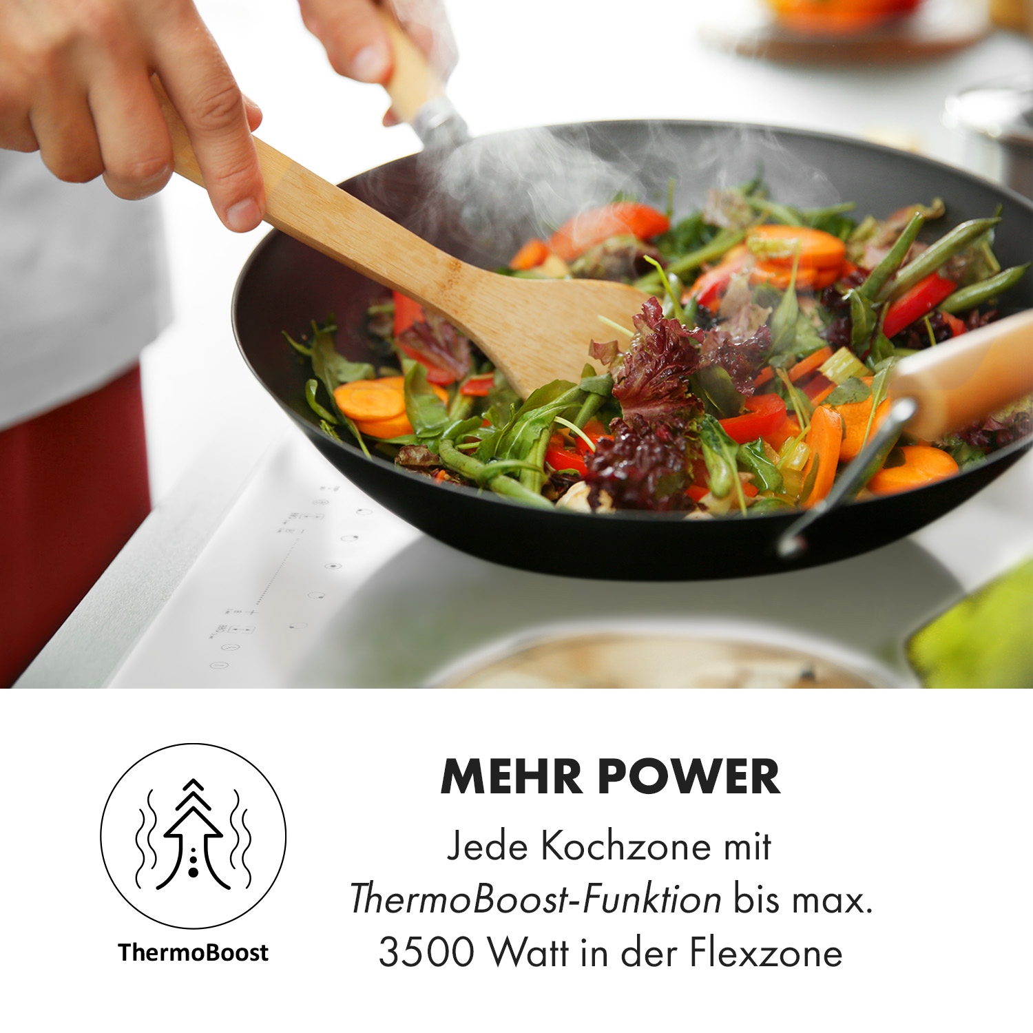 Una persona cocina verduras en un wok. Sale vapor de la sartén. Texto en alemán: 'ThermoBoost'.