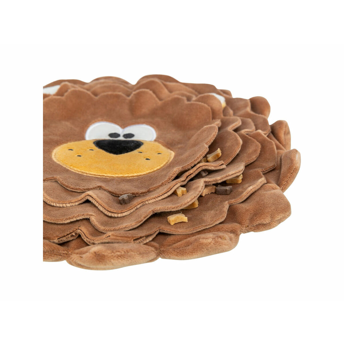 Un peluche marrone a forma di testa di leone con dolcetti sparsi sopra. Sfondo bianco.