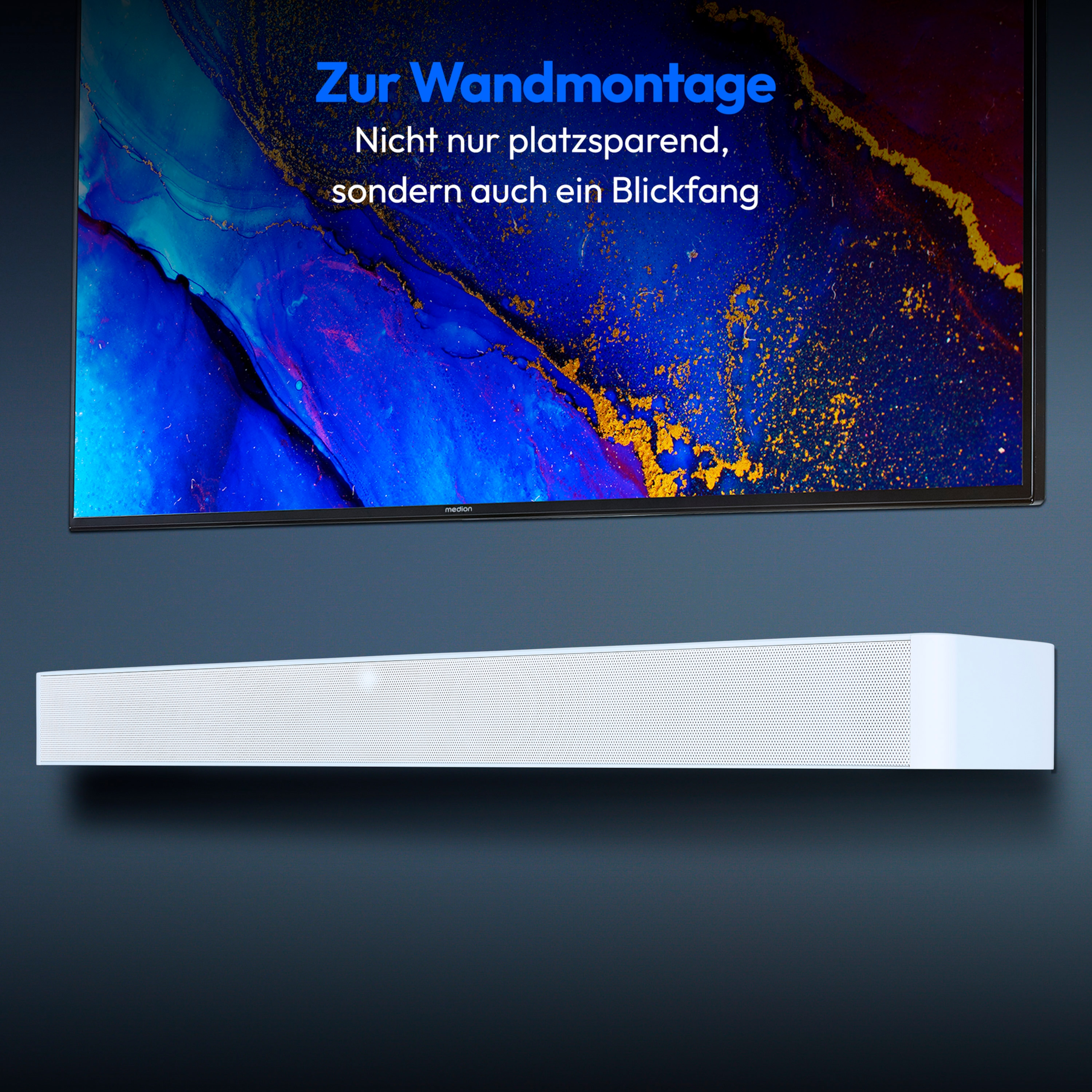 Ein Fernseher über einer weißen Soundbar, montiert an einer blauen Wand. Der Fernseher zeigt abstrakte Kunst.