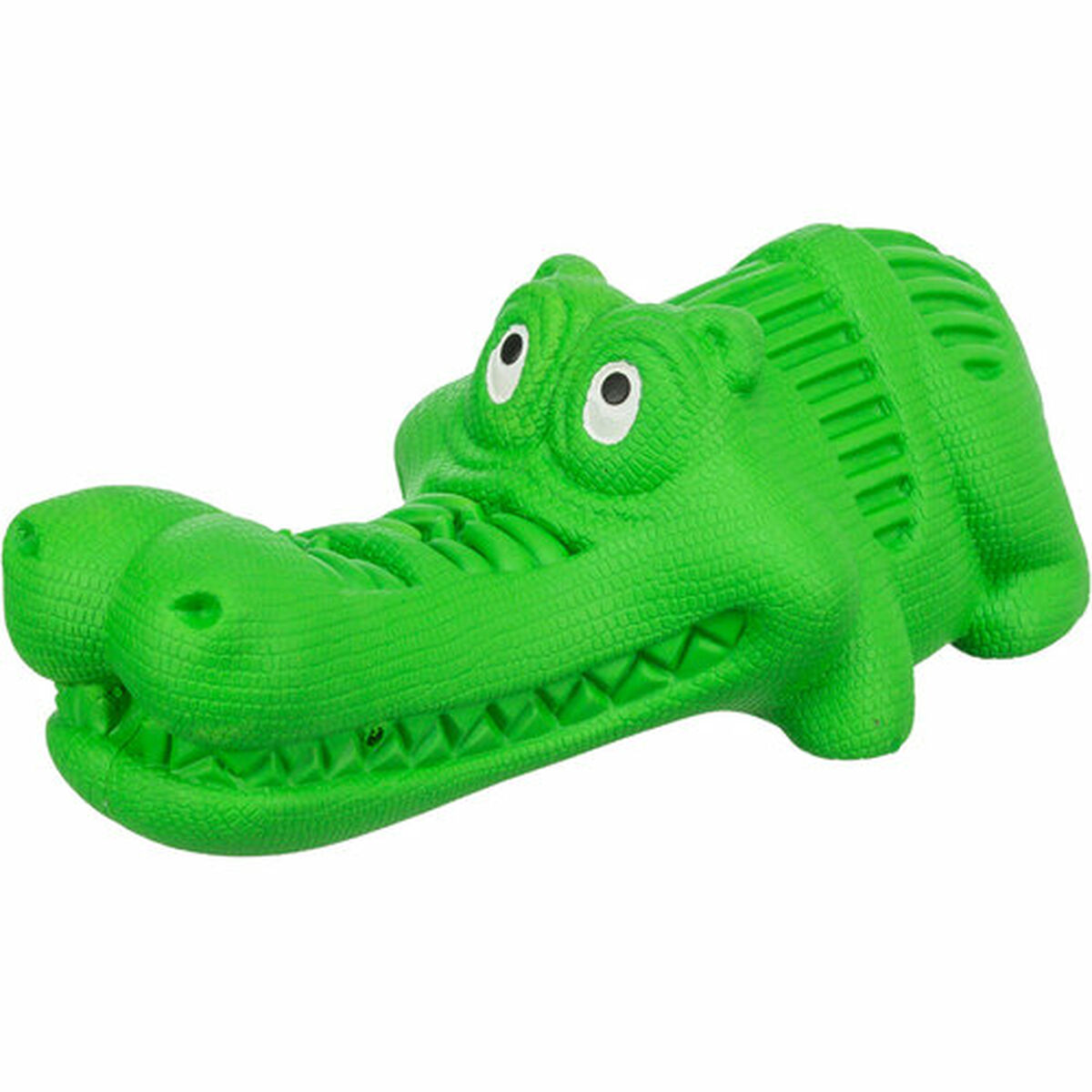 Ein grünes Gummi-Alligator-Spielzeug. Es hat weiße Augen und einen breiten Kiefer mit Zähnen. Das Spielzeug befindet sich auf weißem Hintergrund.