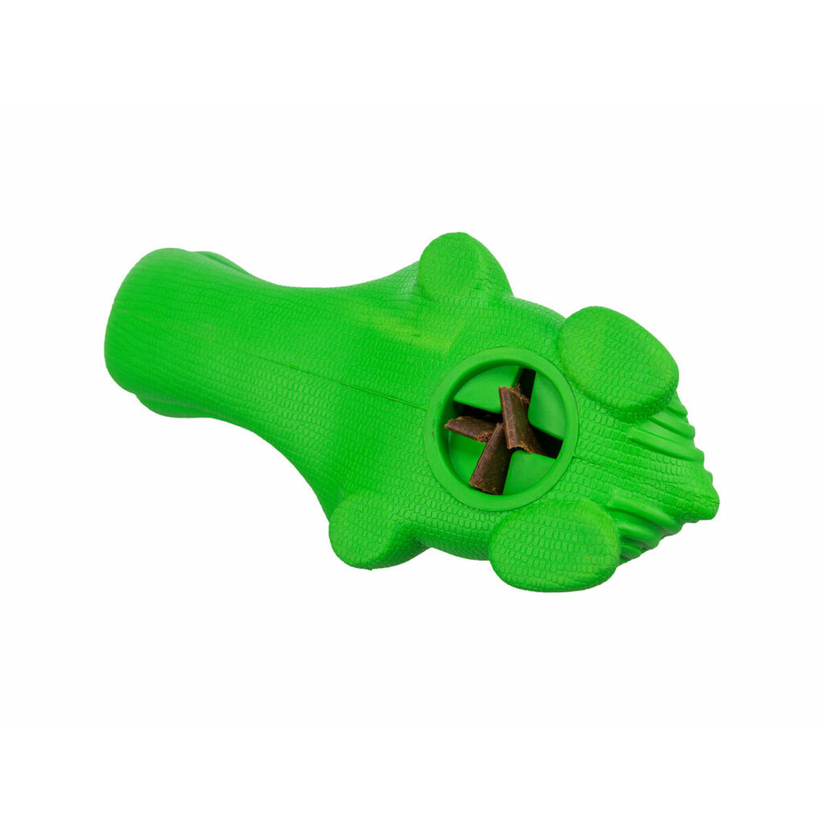 Ein grünes Hundespielzeug in Form eines Krokodils. Es hat eine kreuzförmige Öffnung mit braunen Leckerlis. Das Spielzeug ist vor weißem Hintergrund.