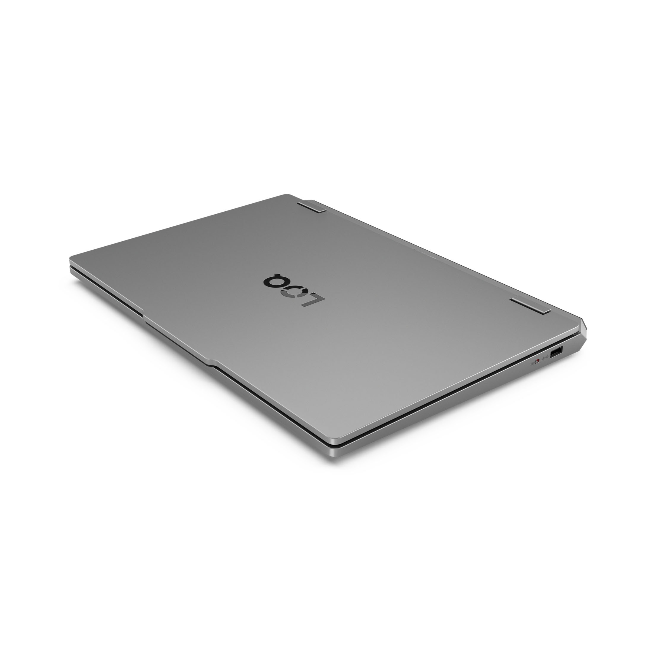 Ein geschlossener silberner Laptop auf weißem Untergrund. Oben befindet sich ein Logo, die Kanten sind schlank.