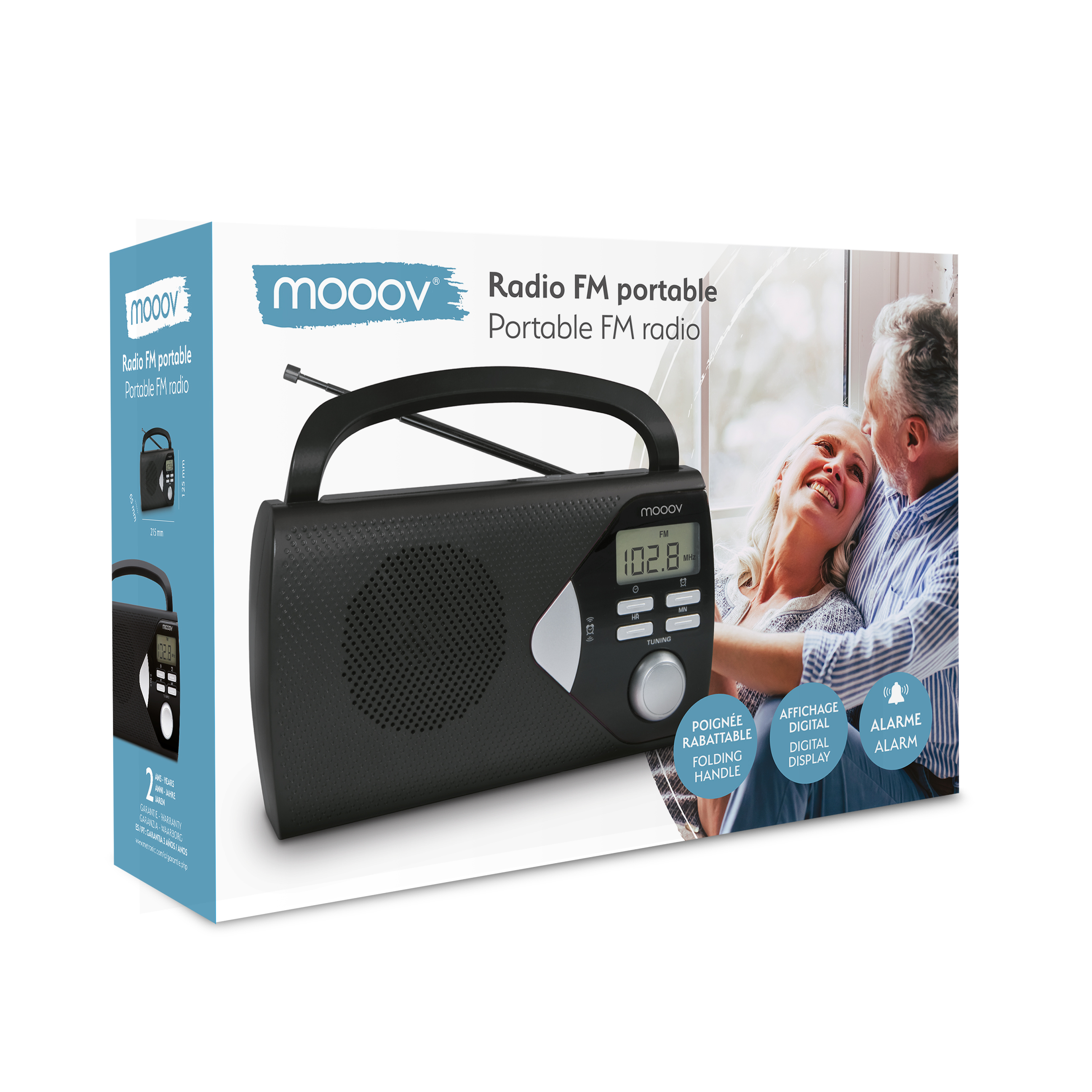 Czarny przenośny radio FM w pudełku. Starsza para uśmiecha się w tle.