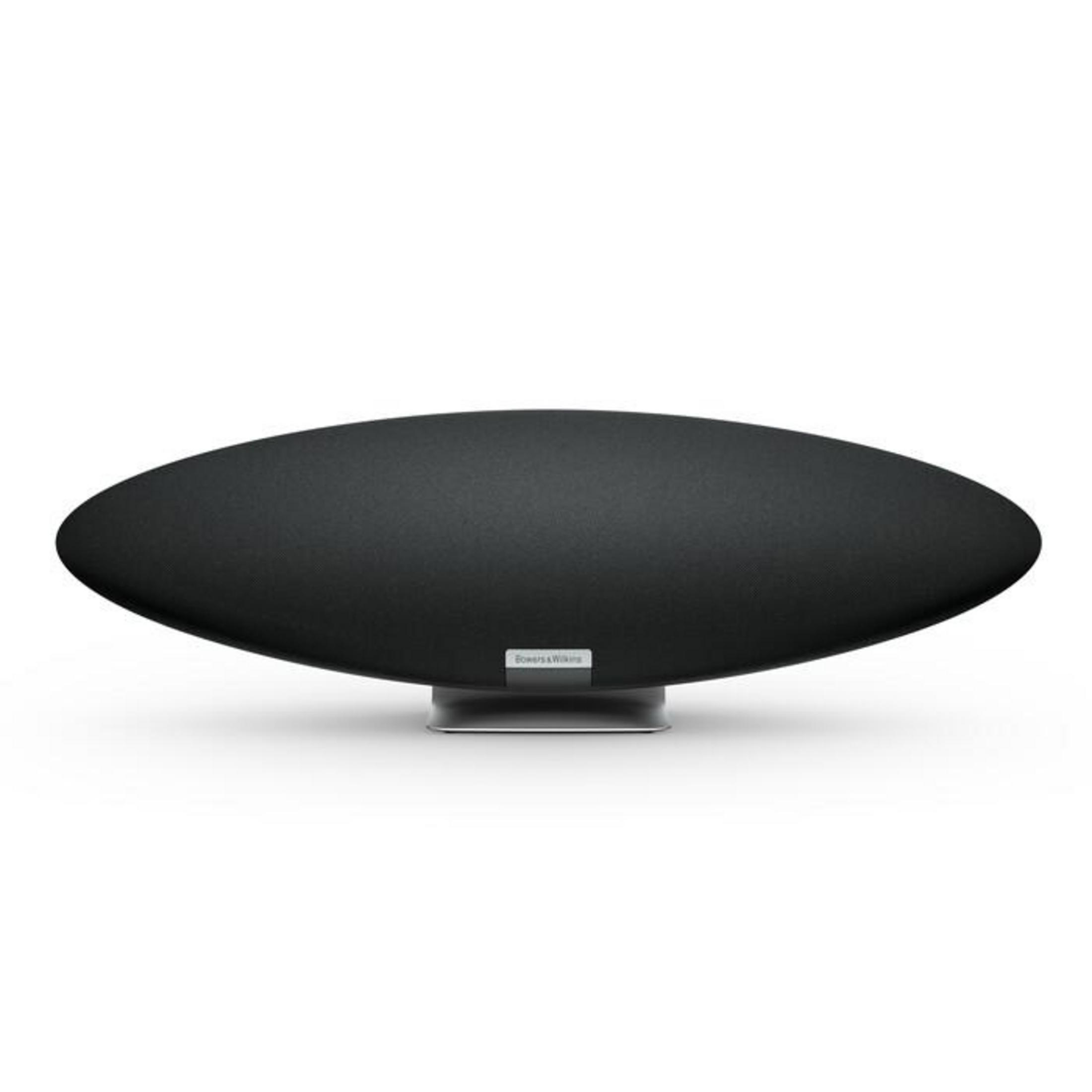 Ein schwarzer, oval geformter Lautsprecher mit dem Markennamen Bowers & Wilkins auf silberner Basis vor weißem Hintergrund.
