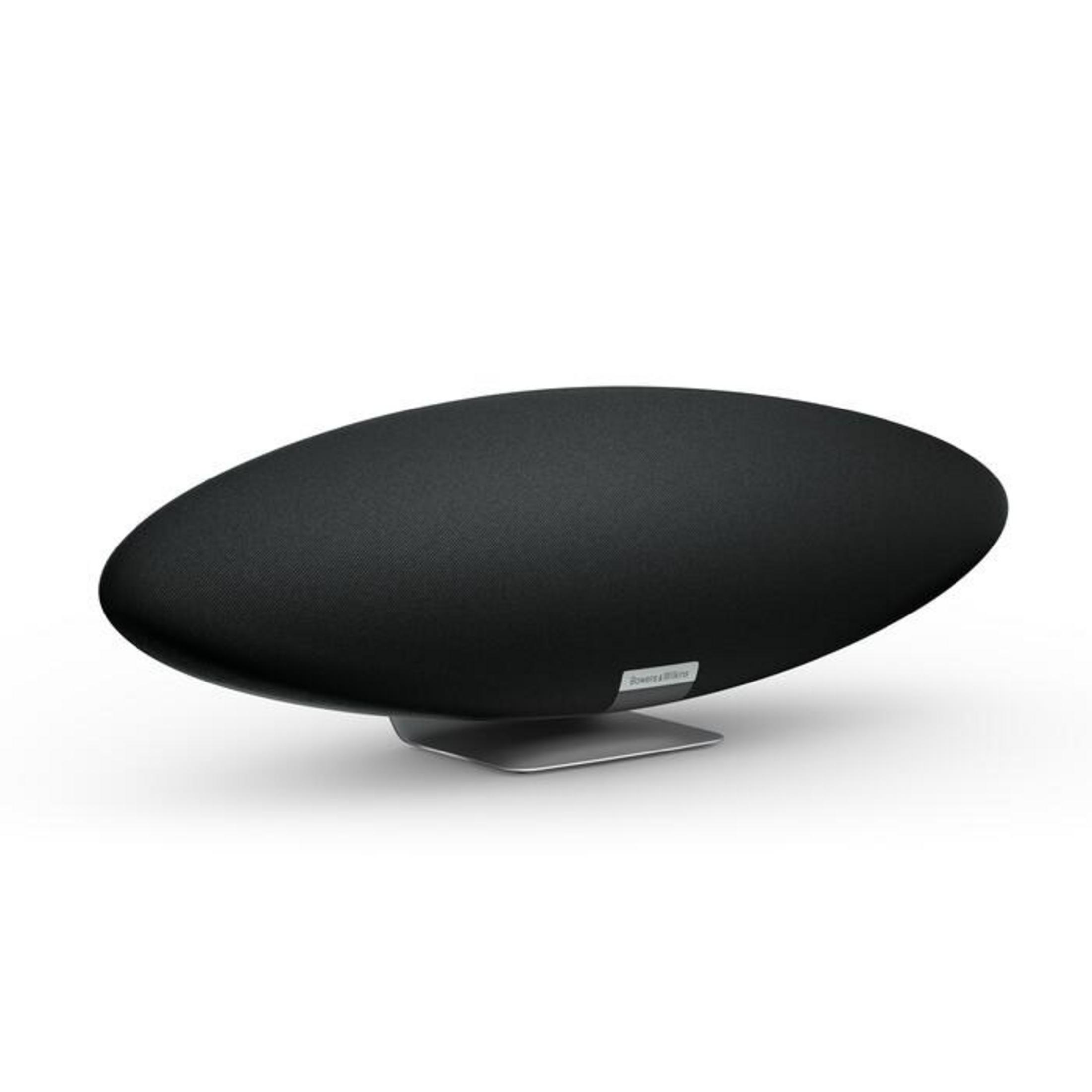 Ein schwarzer, ovaler Lautsprecher mit silbernem Sockel steht vor weißem Hintergrund. Es hat den Markennamen Bowers & Wilkins.