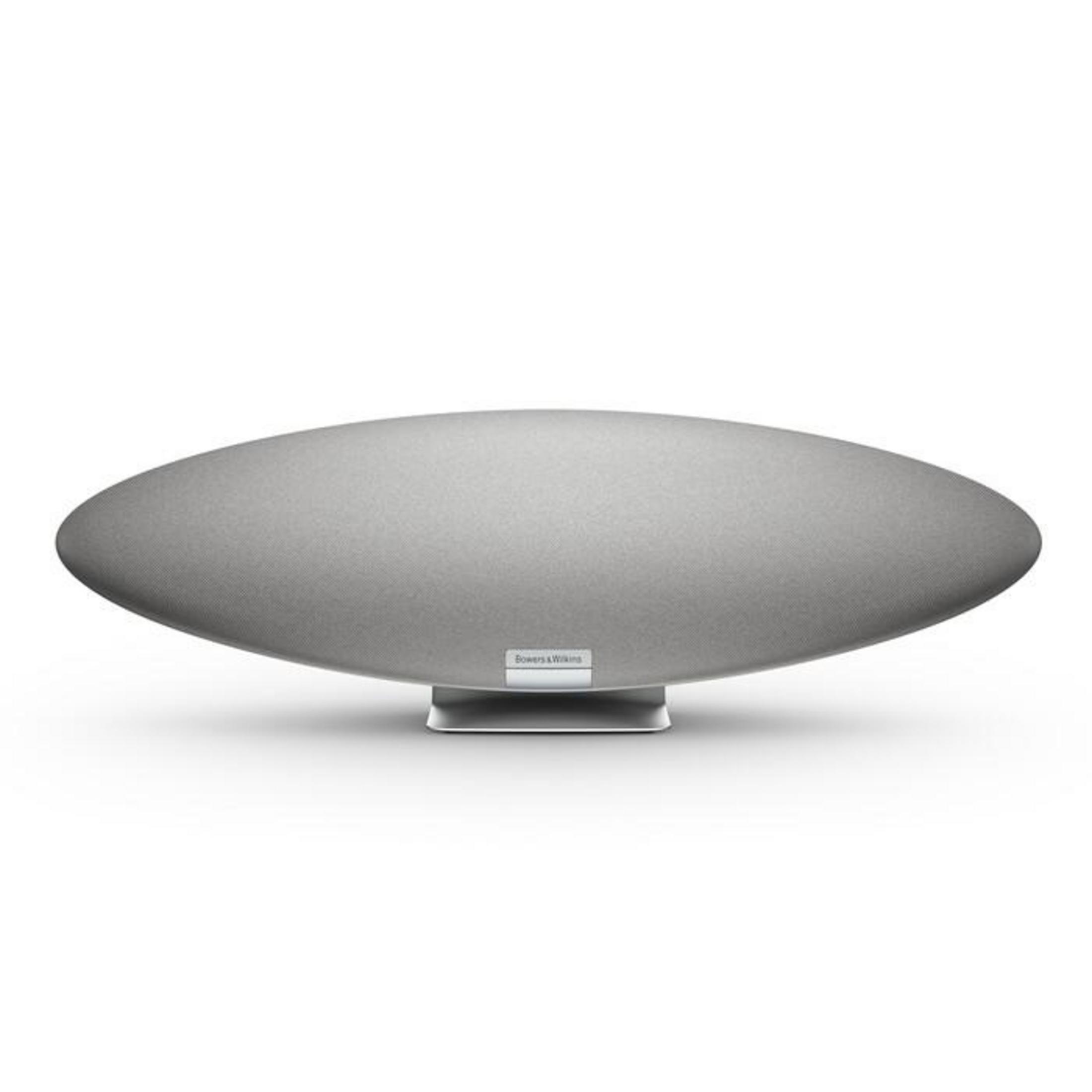 Ein grauer, oval geformter Bowers & Wilkins-Lautsprecher steht auf einem weißen Sockel vor weißem Hintergrund.