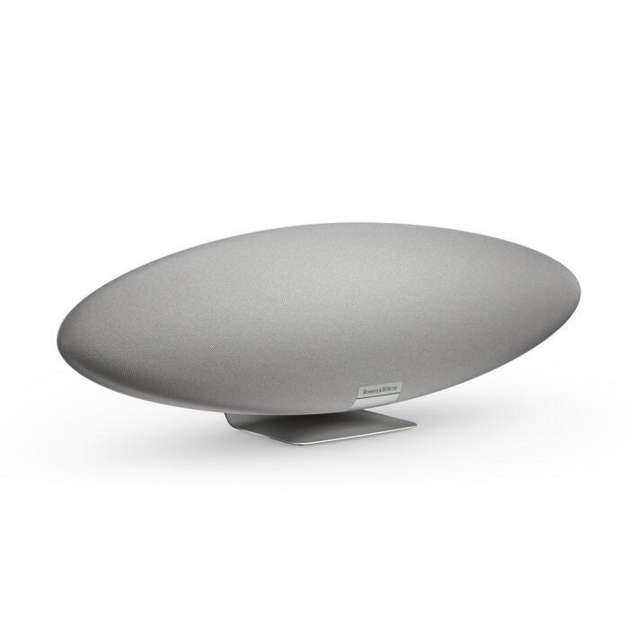 Ein grauer, oval geformter Bowers & Wilkins-Lautsprecher auf weißem Hintergrund. Er hat einen Ständer und der Markenname ist sichtbar.