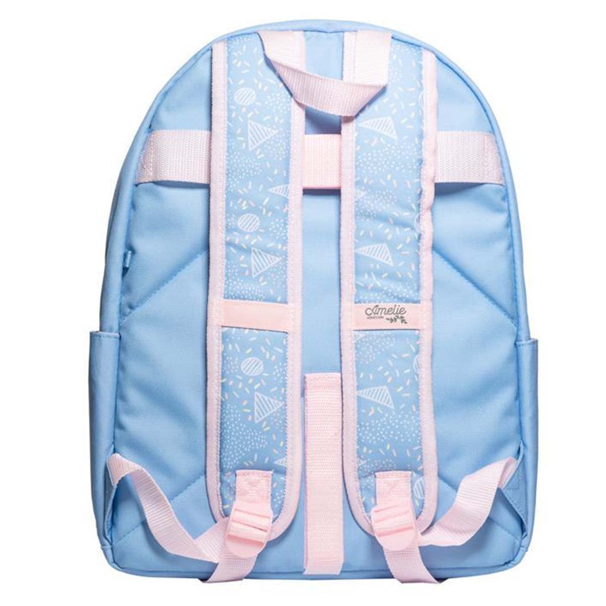 Uno zaino azzurro con spalline e dettagli rosa. Le spalline hanno un motivo geometrico. Il nome "Amelie" è sulla borsa.