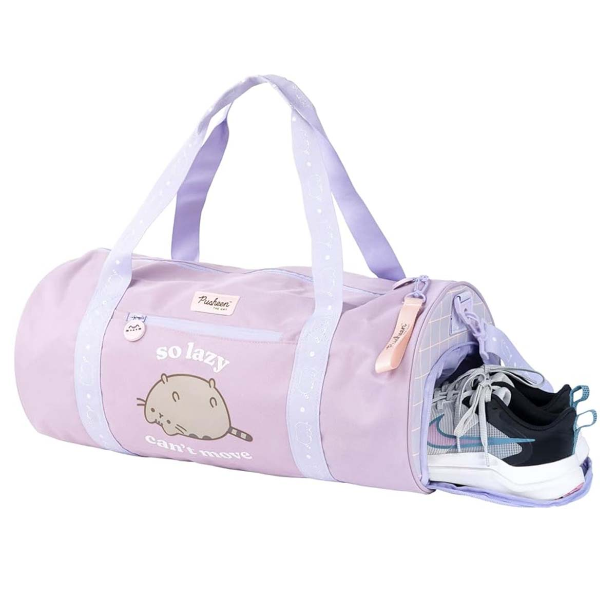 Eine lila Pusheen-Sporttasche mit herausragenden Schuhen. Auf der Tasche steht 'so lazy can't move'. Die Tasche hat lila Griffe und weiße Tupfen.