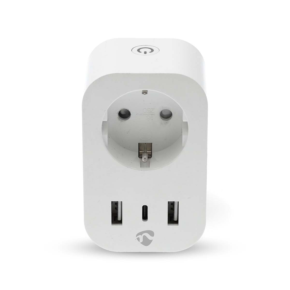 Una presa intelligente bianca con una presa rotonda e due porte USB. La presa ha un pulsante di accensione e un logo.