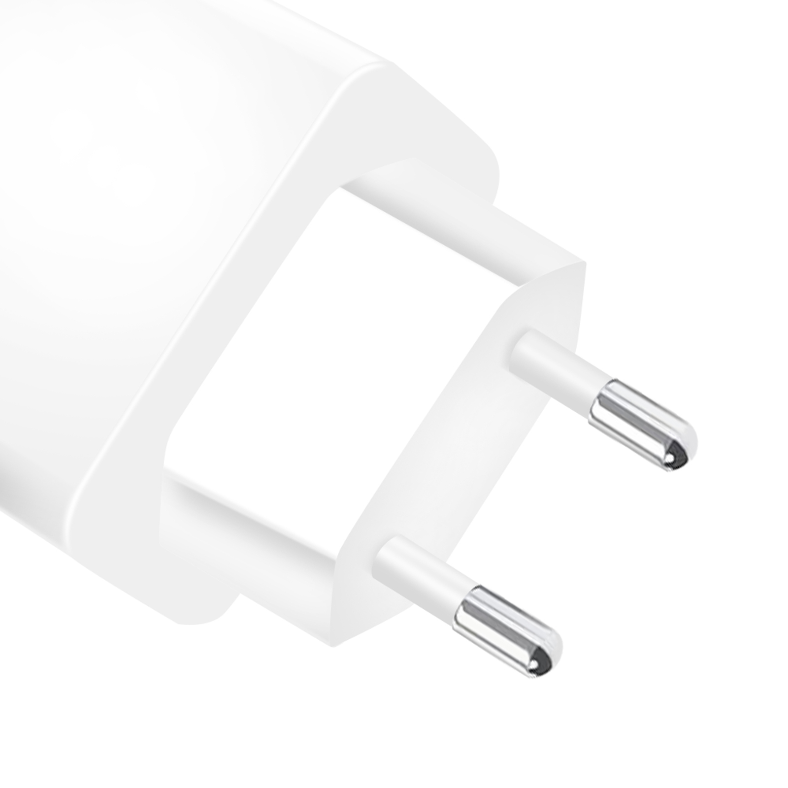 Un enchufe eléctrico blanco con dos clavijas metálicas. El enchufe está inclinado sobre un fondo blanco.