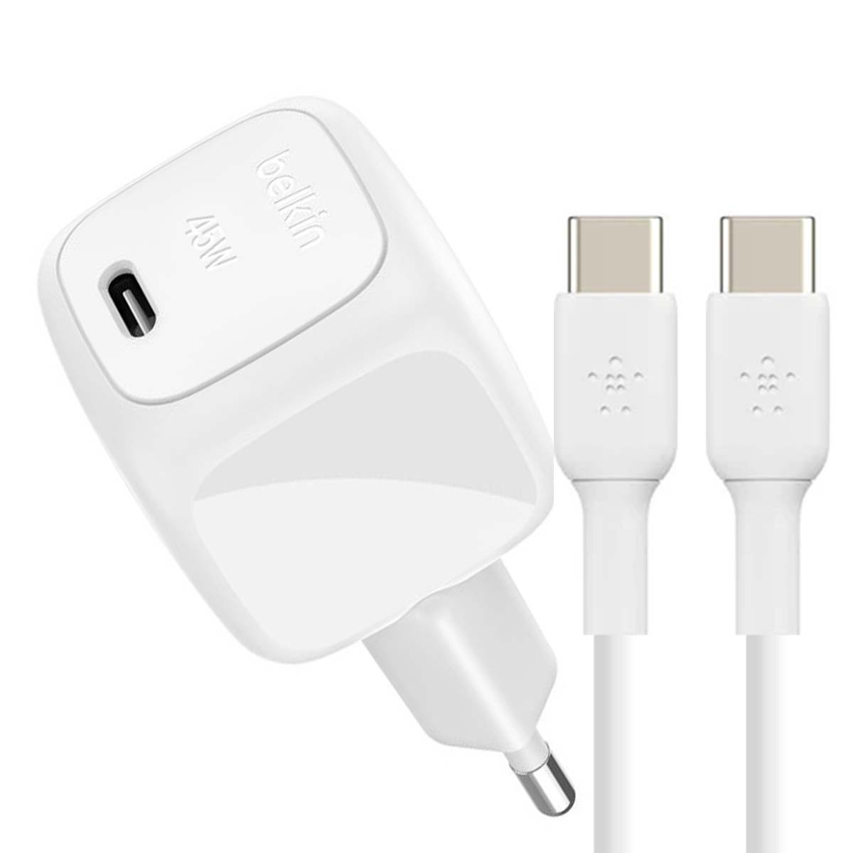 Caricabatterie Belkin 45W bianco e due cavi USB-C bianchi su sfondo bianco. Il caricabatterie è angolato, i cavi sono verticali.