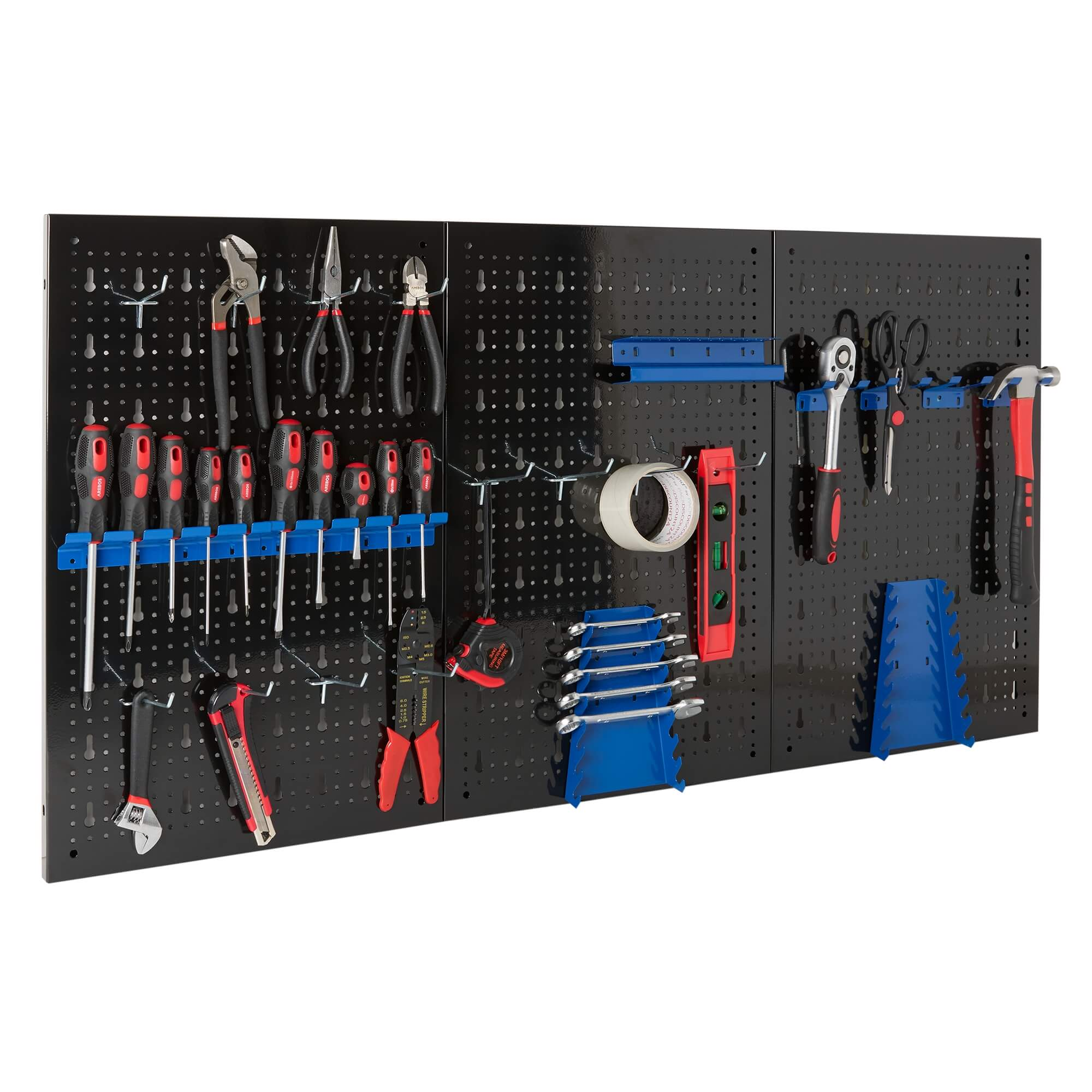 Eine schwarze Lochwand mit verschiedenen Werkzeugen: Schraubendreher, Zangen, Schraubenschlüssel, Klebeband, Wasserwaage und Hammer. Die Werkzeuge sind rot, schwarz und silber.