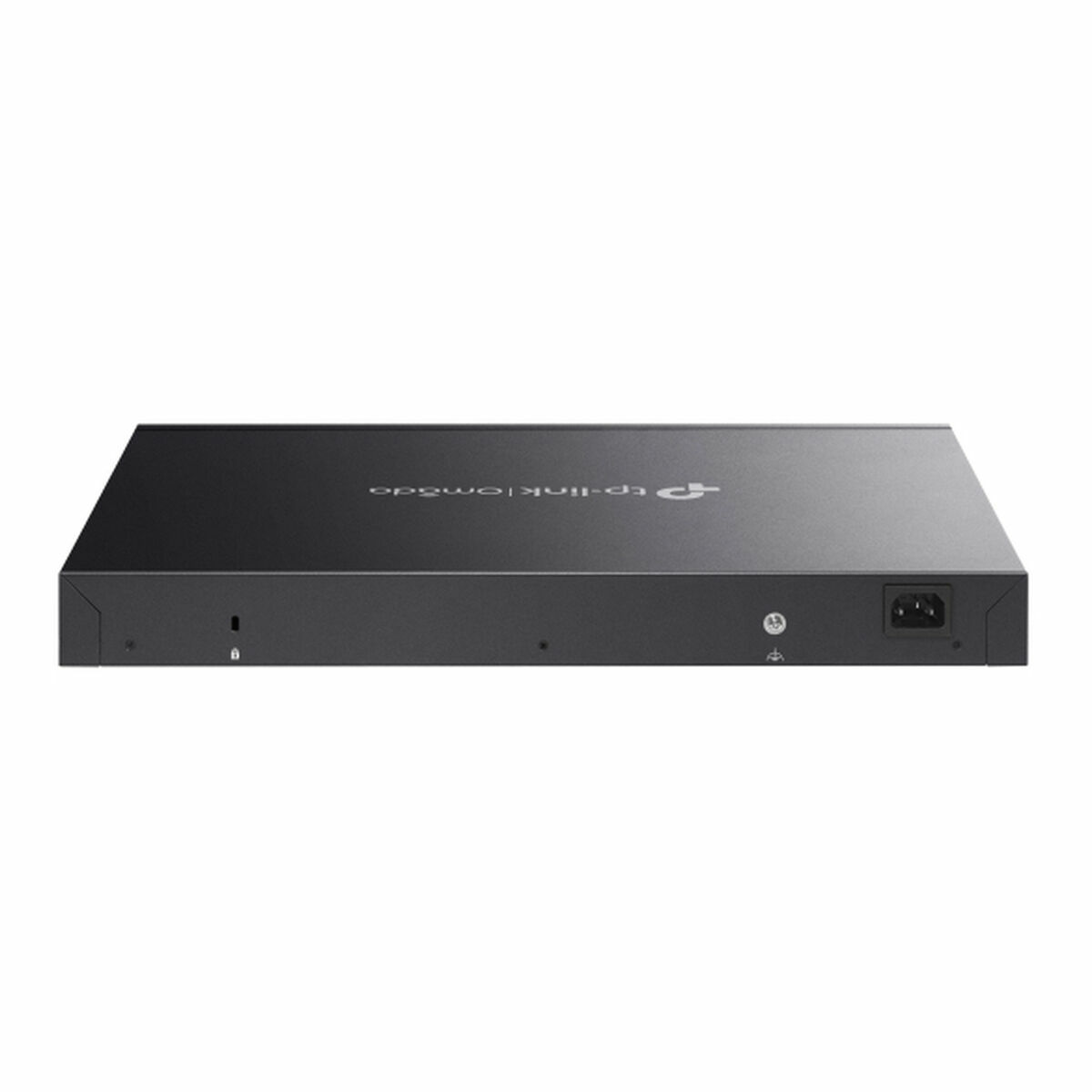 Ein schwarzer TP-Link Omada Netzwerk-Switch. Er hat einen Stromeingang und verschiedene Anschlüsse. Der Hintergrund ist weiß.