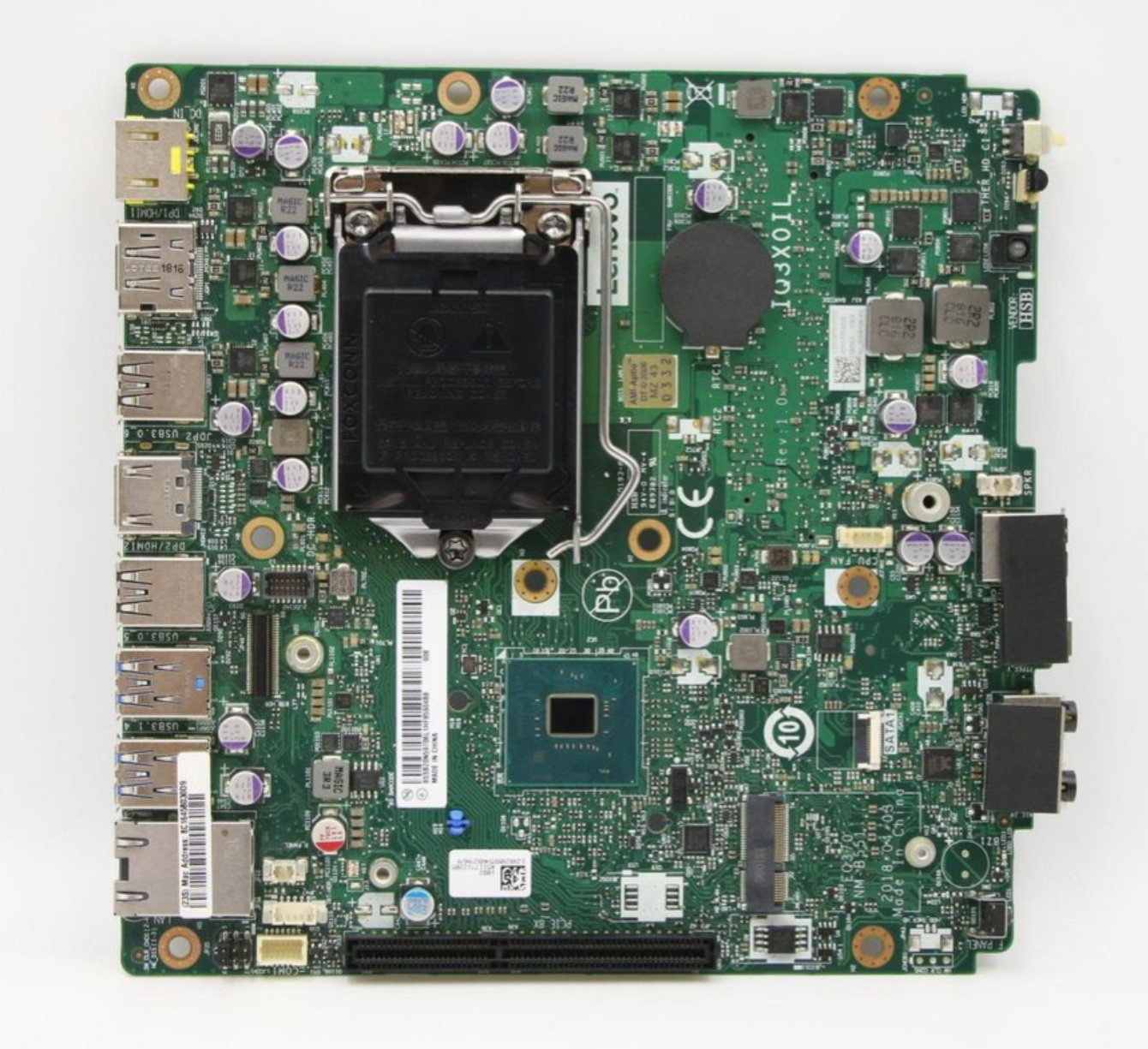 Un circuito stampato verde per computer con vari componenti, porte e chip. Ha uno slot centrale per il processore e più connettori.