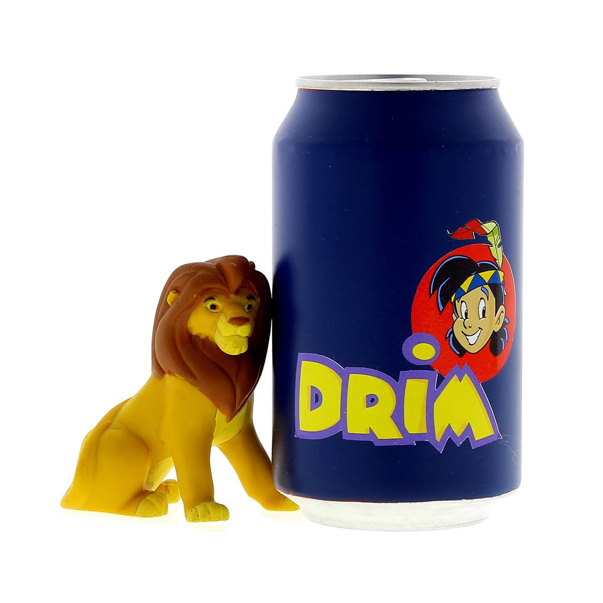 Zabawkowy lew opiera się o niebieską puszkę z postacią z kreskówki i napisem "DRIA". Lew jest żółty i brązowy.