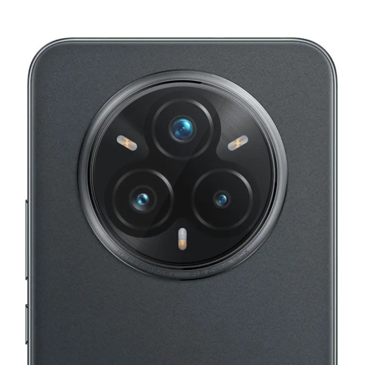 Primo piano del modulo fotocamera di uno smartphone. Presenta tre lenti disposte a triangolo, con flash e un anello metallico.