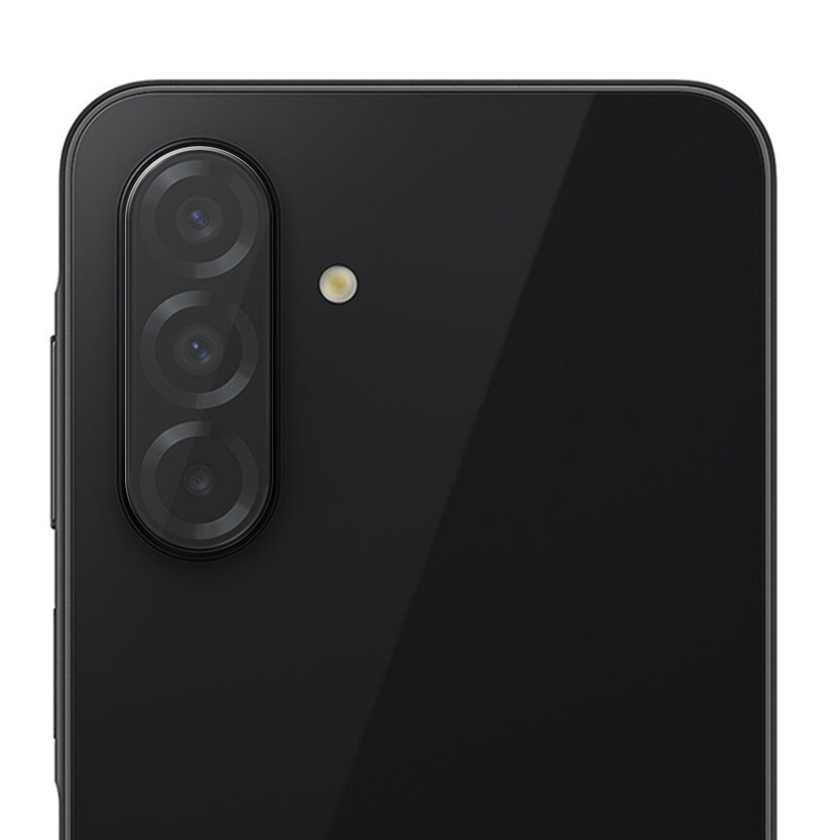 Parte trasera de smartphone negro con tres lentes de cámara en fila vertical. Un solo flash a la derecha.