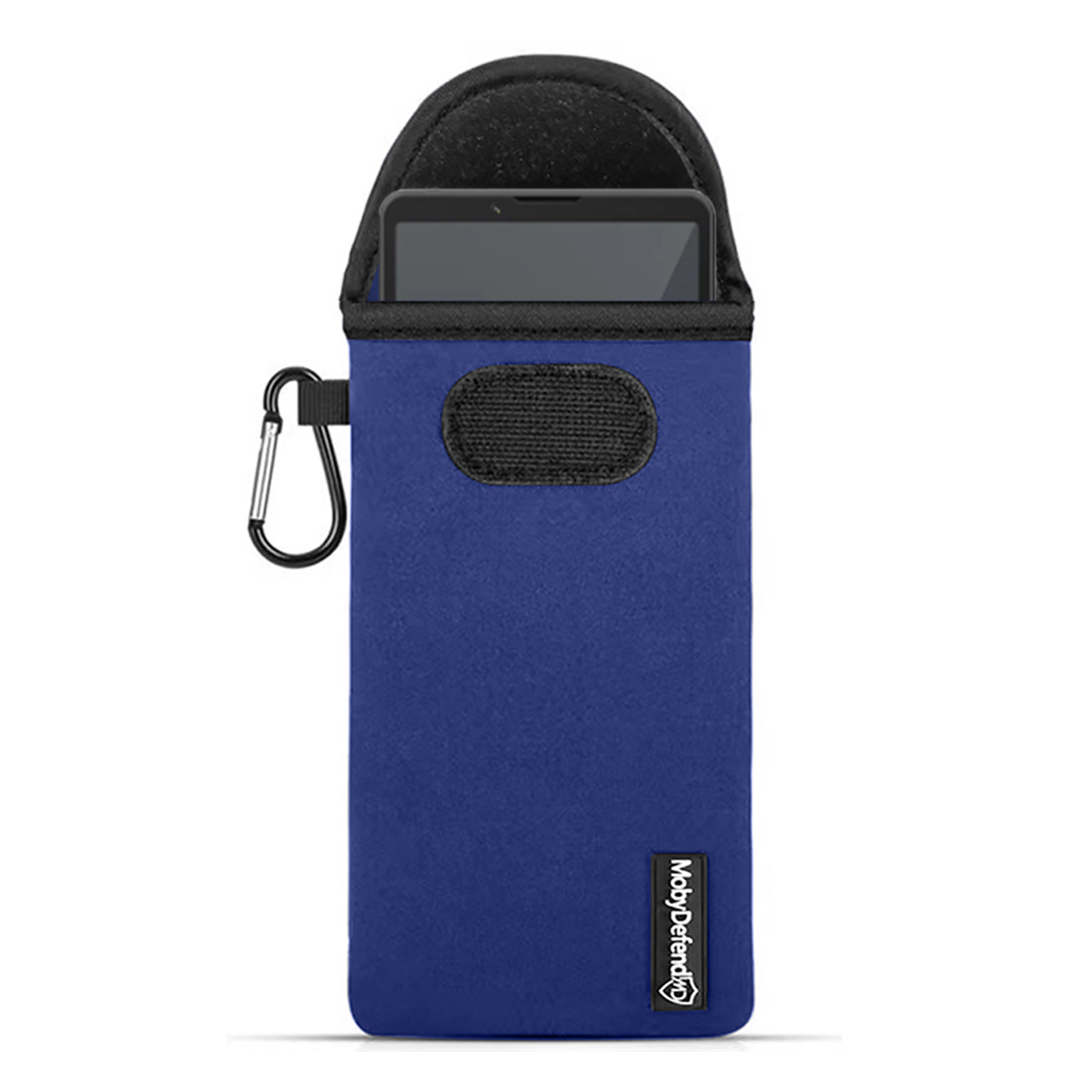 Een blauwe telefoonhoes met een zwarte bovenkant en een zwarte karabijnhaak. Er zit een telefoon in de hoes. De merknaam staat onderaan.