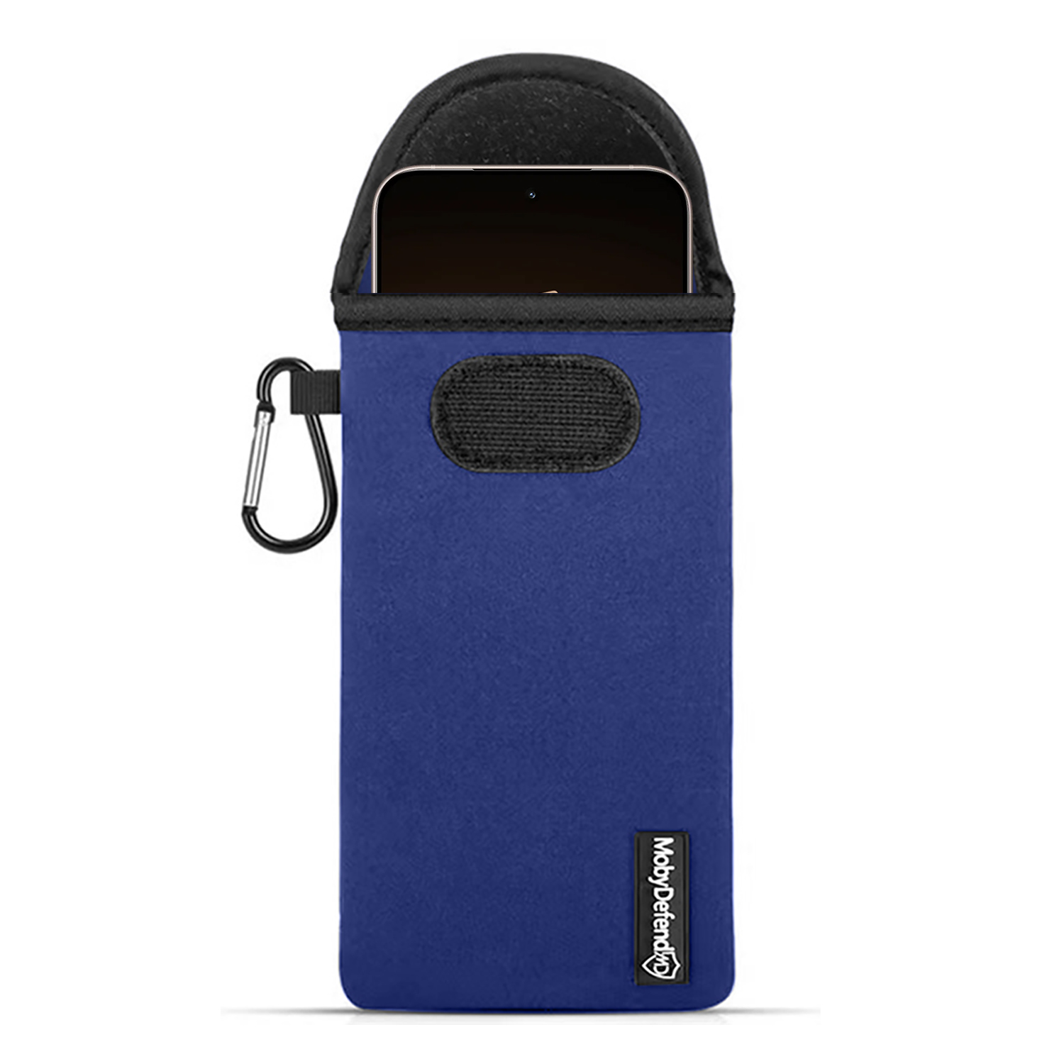 Een blauwe telefoonhoes bevat een telefoon. Er is een zwarte karabijnhaak bevestigd. De hoes heeft een zwarte bovenkant en een MobyDefend-logo.