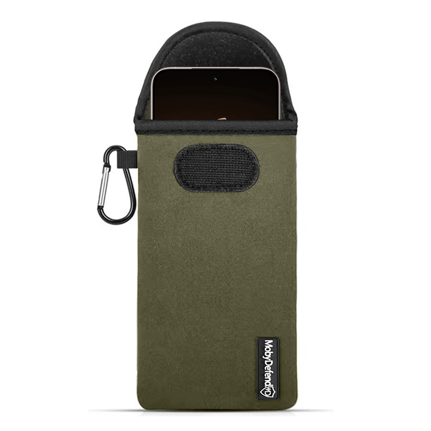 Een olijfgroene telefoonhoes met een telefoon erin. Het heeft een zwarte bovenkant en een metalen clip. De merknaam is MobyDefend.