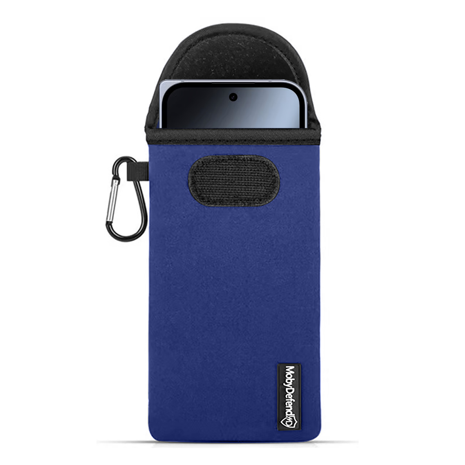 Une étui de téléphone bleu avec le haut noir et un mousqueton argenté. Un téléphone est partiellement visible. La marque est en bas.