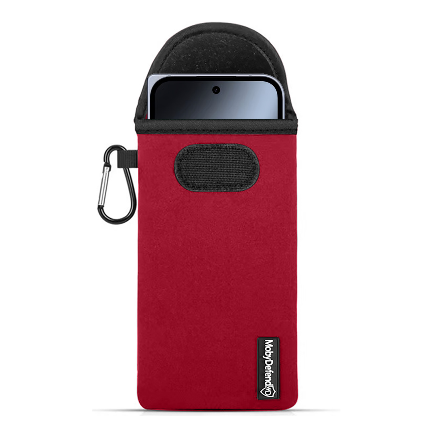 Een rode telefoonhoes met een zwarte bovenkant en een zwarte lus met een zilveren karabijnhaak. Er zit een telefoon in de hoes. De merknaam is zichtbaar.