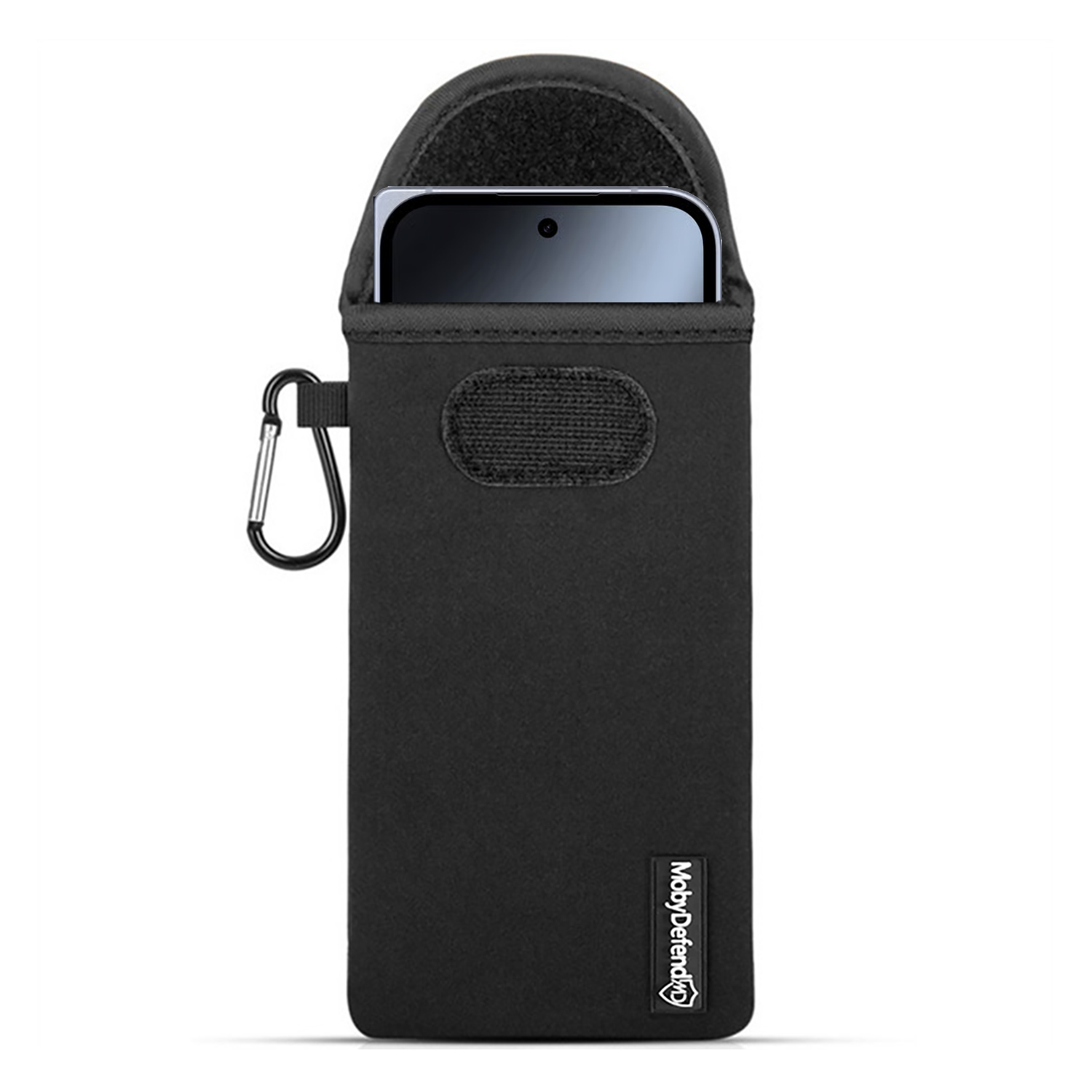 Een zwarte telefoonhoes met een smartphone erin. Met een karabijnhaak en het MobyDefend-logo. Geïsoleerd op een witte achtergrond.