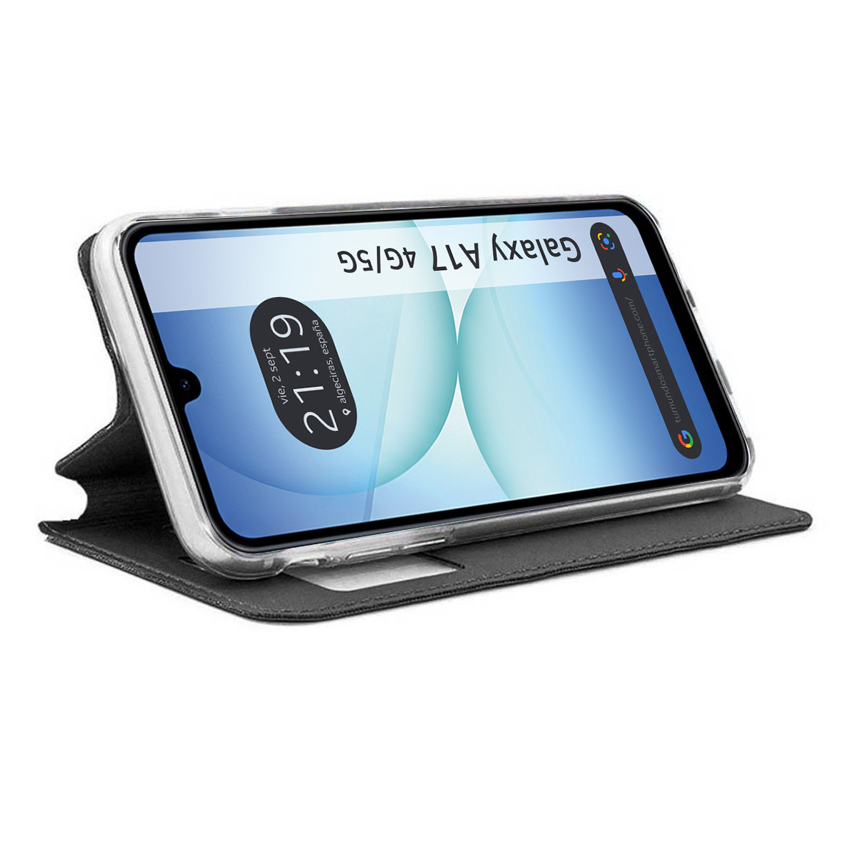 Un smartphone Samsung Galaxy A17 4G/5G con funda. La pantalla muestra la hora y la fecha. La funda es negra y el fondo es blanco.