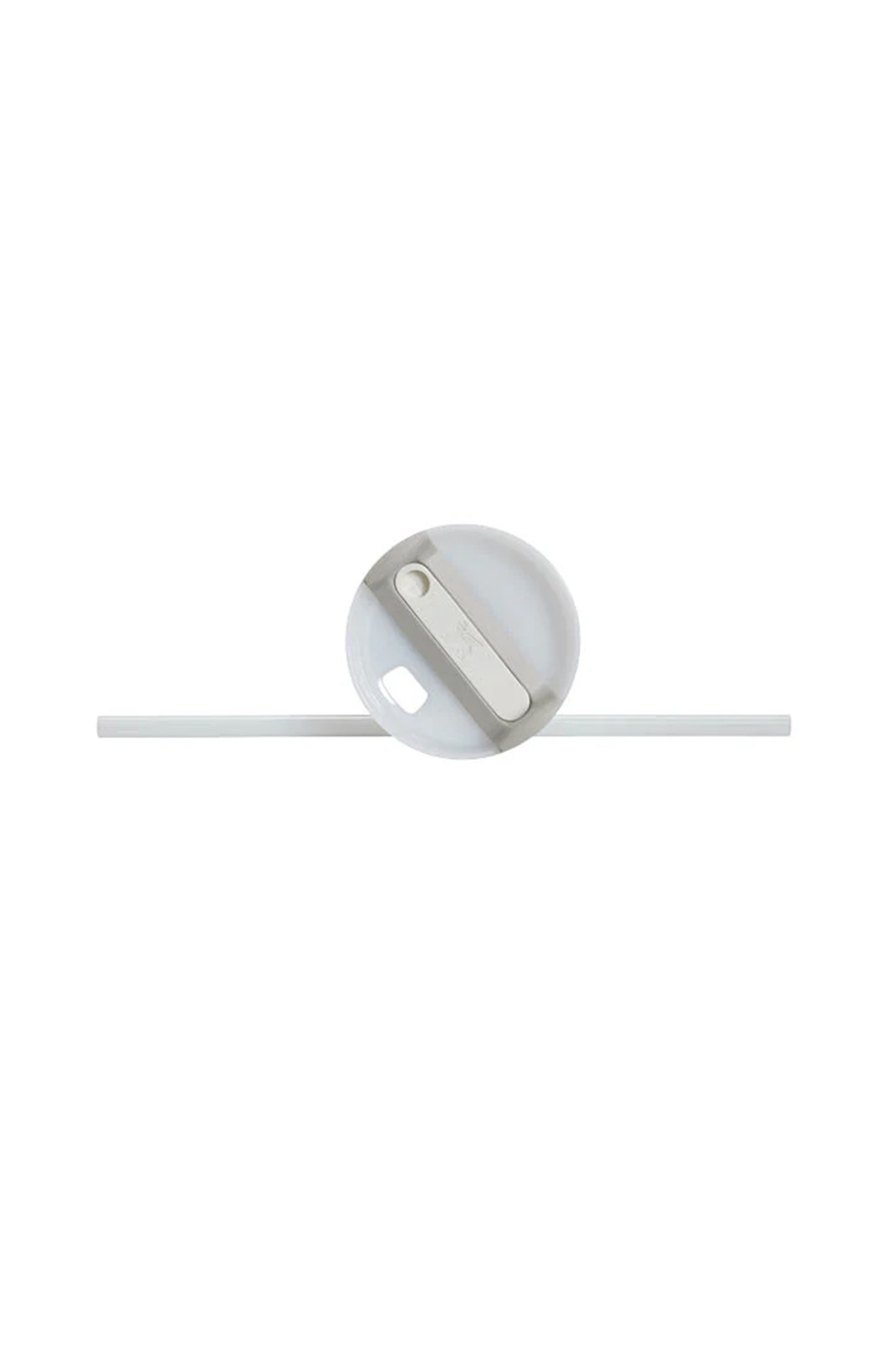 Una tapa blanca con asa gris y pajita. La tapa tiene una pequeña abertura. El fondo es blanco.