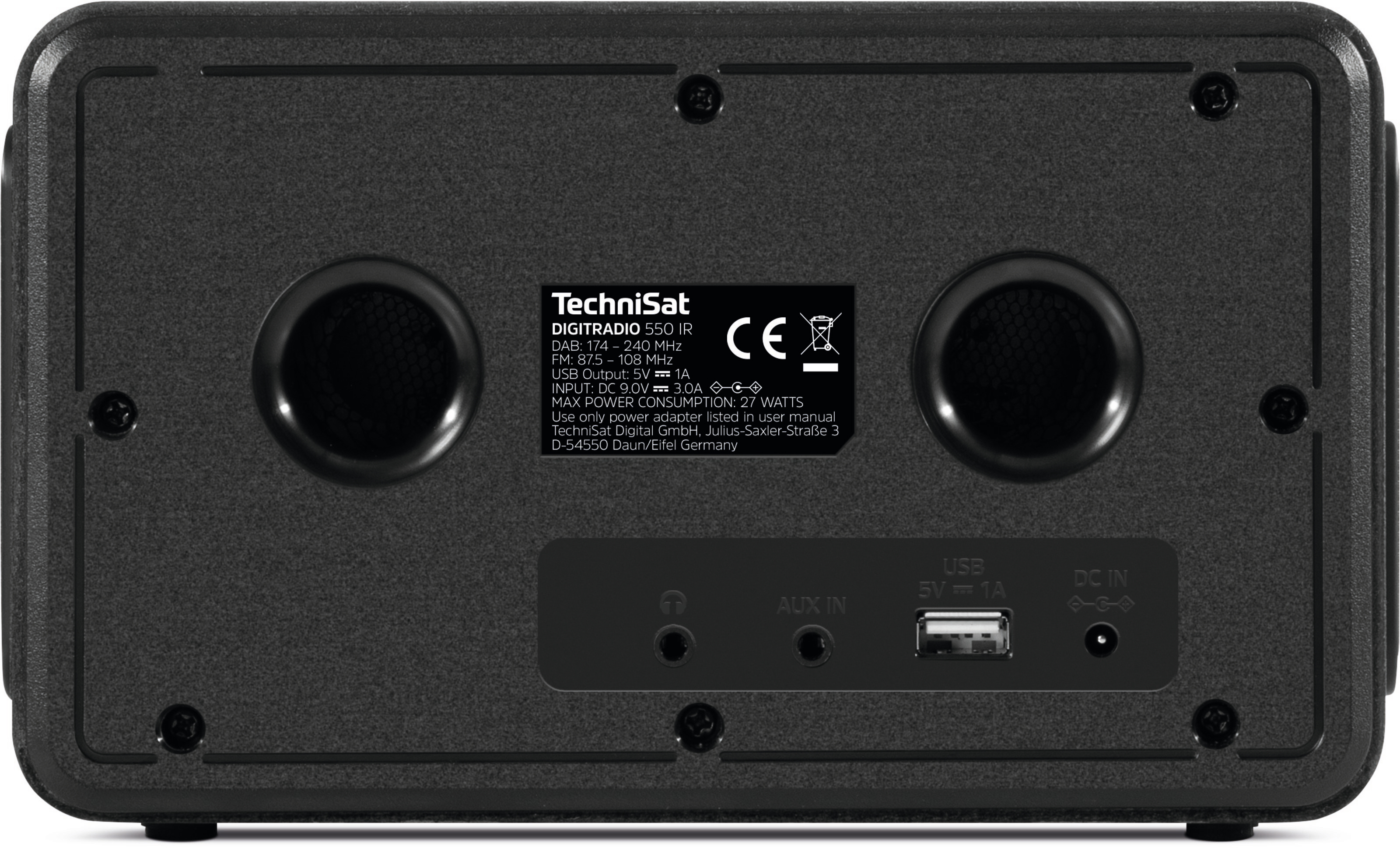 Czarny tył głośnika z otworami, portami i tekstem o modelu i szczegółach zasilania.