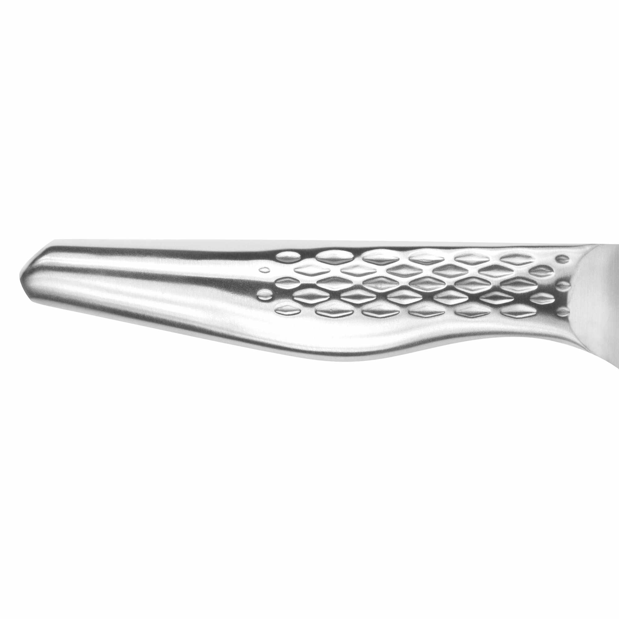 Nahaufnahme eines Messergriffs aus Edelstahl mit strukturiertem Design. Der Hintergrund ist weiß.
