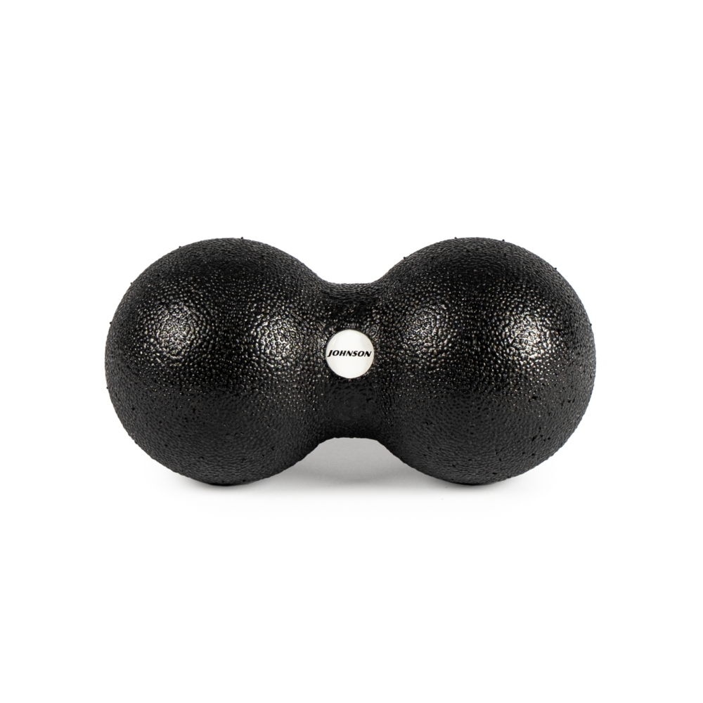 Ein schwarzer, erdnussförmiger Massageball mit dem Wort "JOHNSON" auf einem weißen Etikett. Auf weißem Hintergrund.