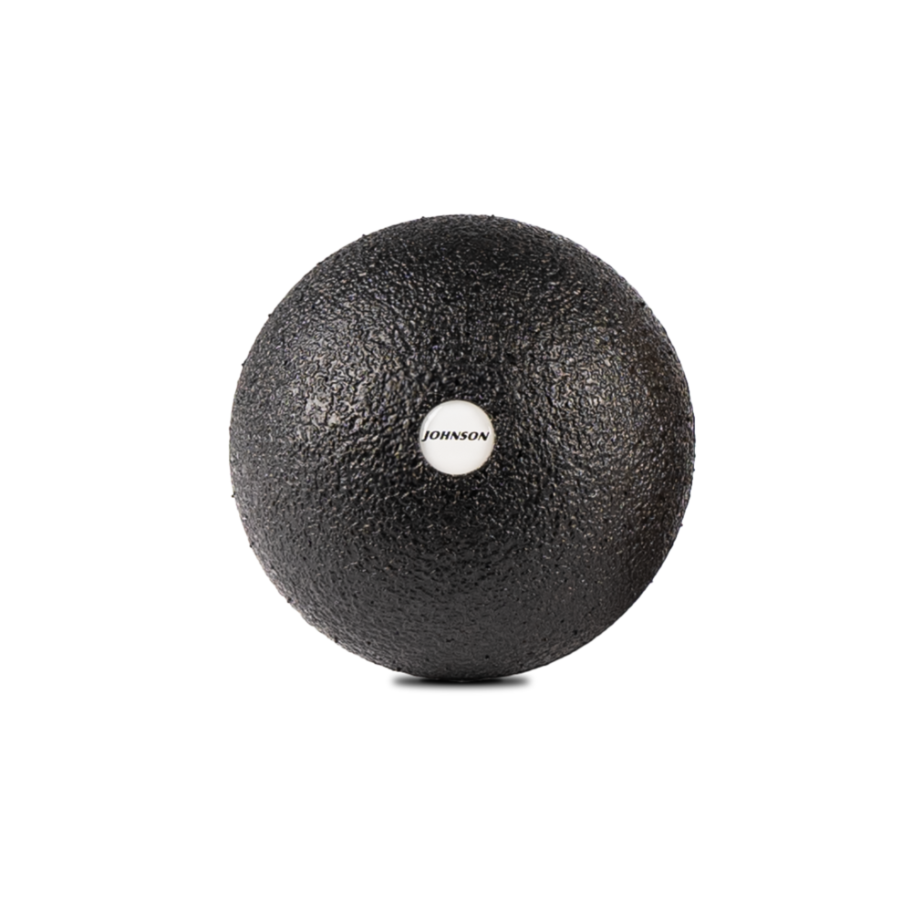 Ein schwarzer, strukturierter Massageball mit einem weißen Kreis und dem Markennamen "JOHNSON". Er ist vor weißem Hintergrund isoliert.