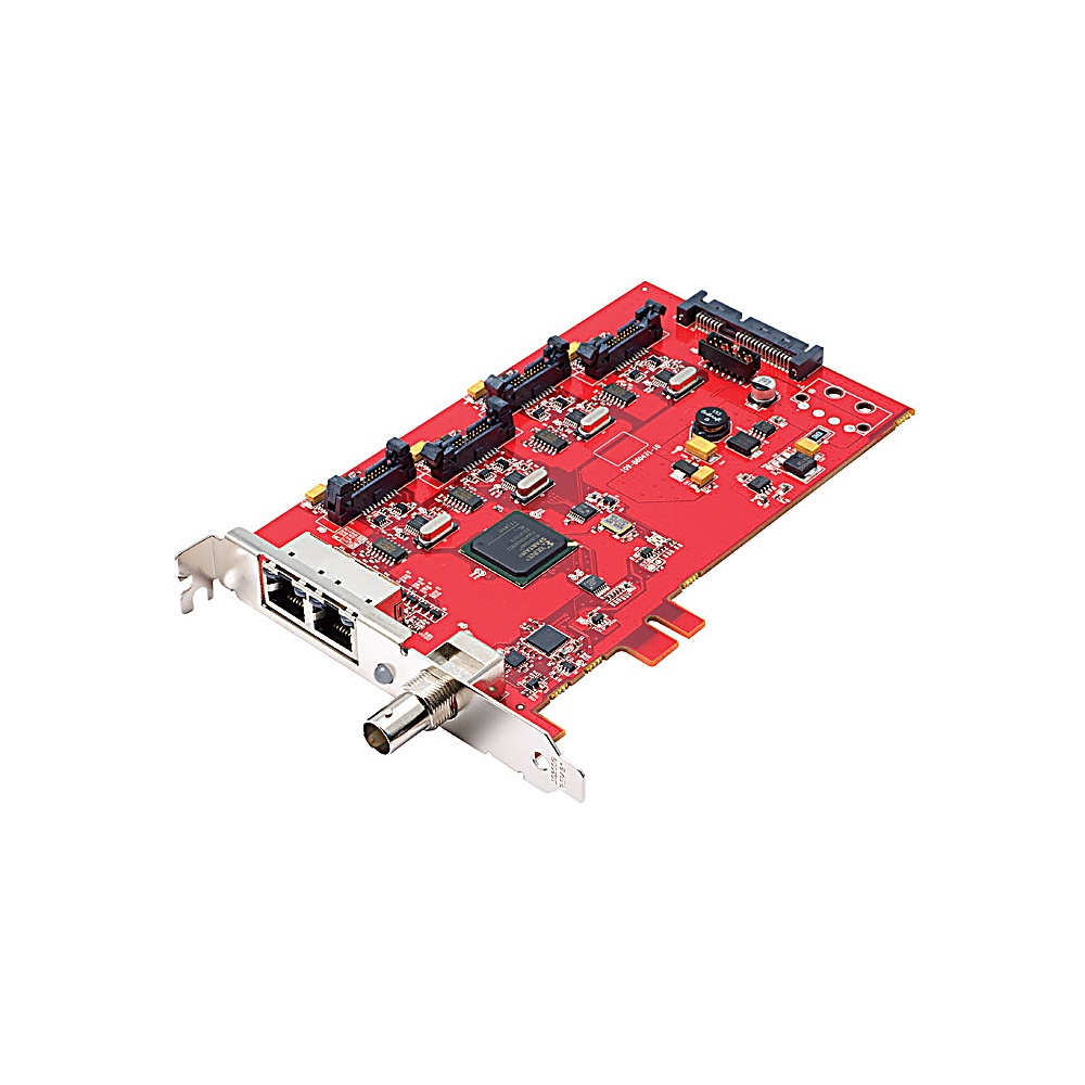 Un circuito stampato rosso con vari componenti elettronici, tra cui connettori, chip e porte. È su sfondo bianco, angolato.