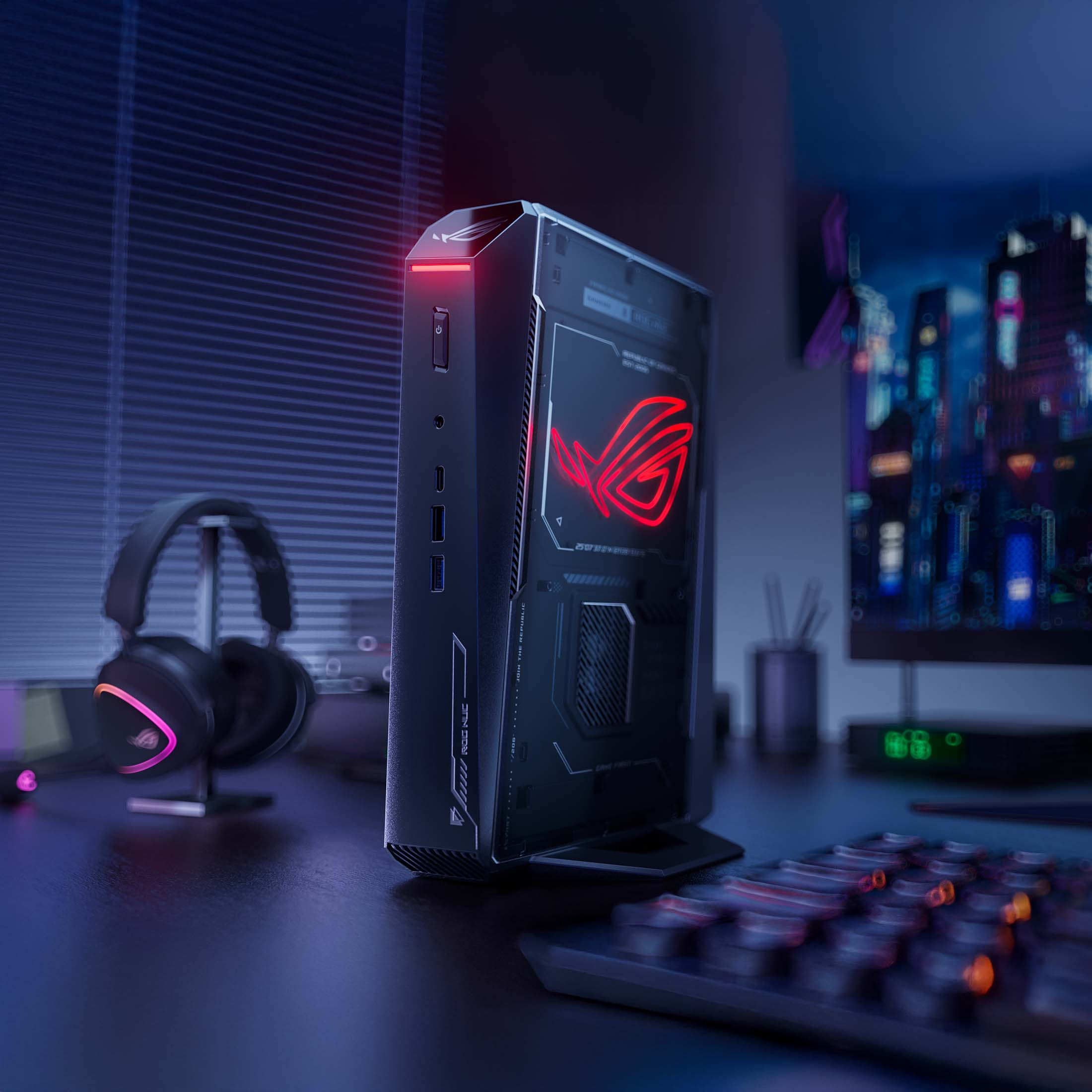 Ein schwarzer Gaming-PC steht auf einem Schreibtisch. Kopfhörer, Tastatur und Monitor sind ebenfalls zu sehen, mit Neon-Stadtbild im Hintergrund.