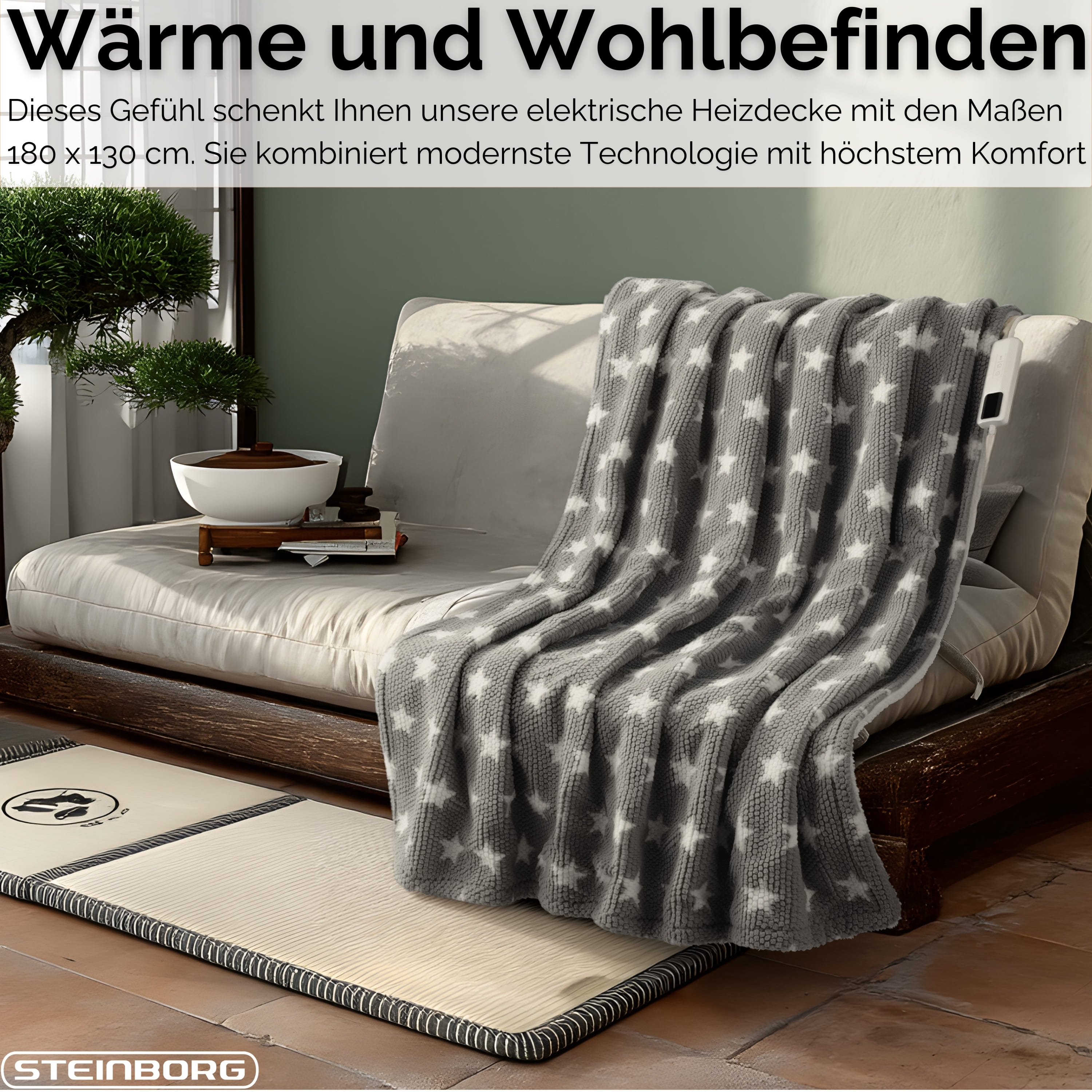 Graue Decke mit weißen Sternen auf weißem Sofa. Links ein Bonsai-Baum. Tatami-Matte davor.