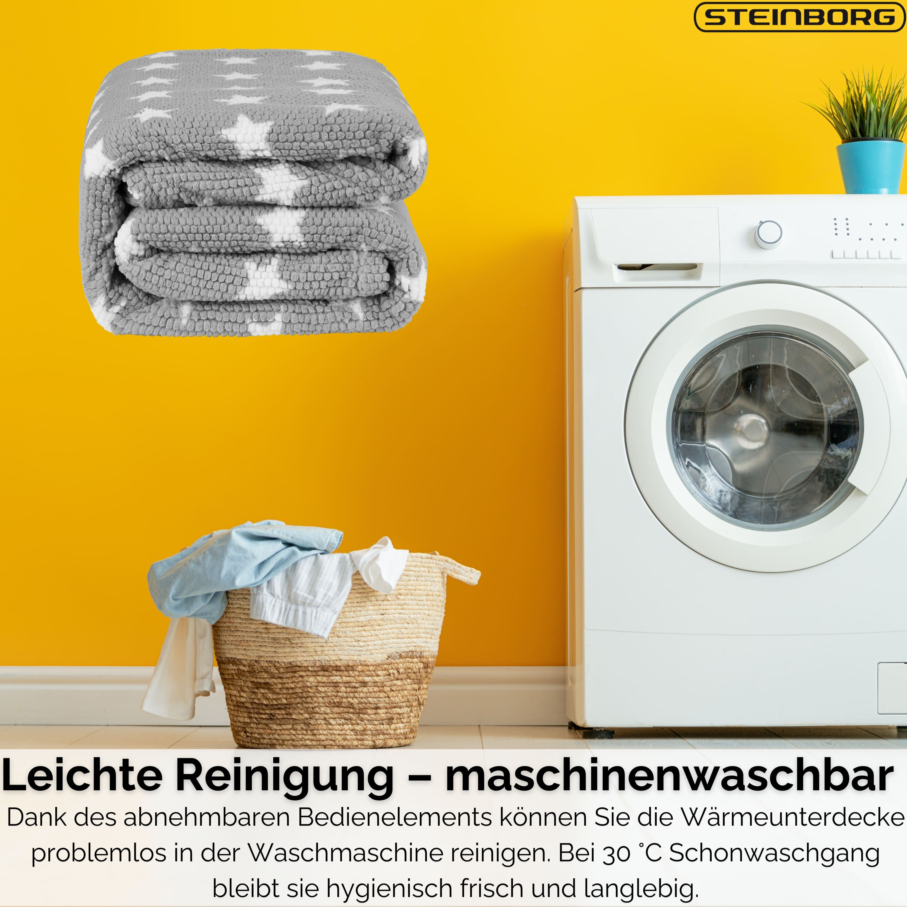 Eine graue Decke mit weißen Sternen ist gefaltet. Waschmaschine, Wäschekorb mit Kleidung und gelbe Wand sichtbar.