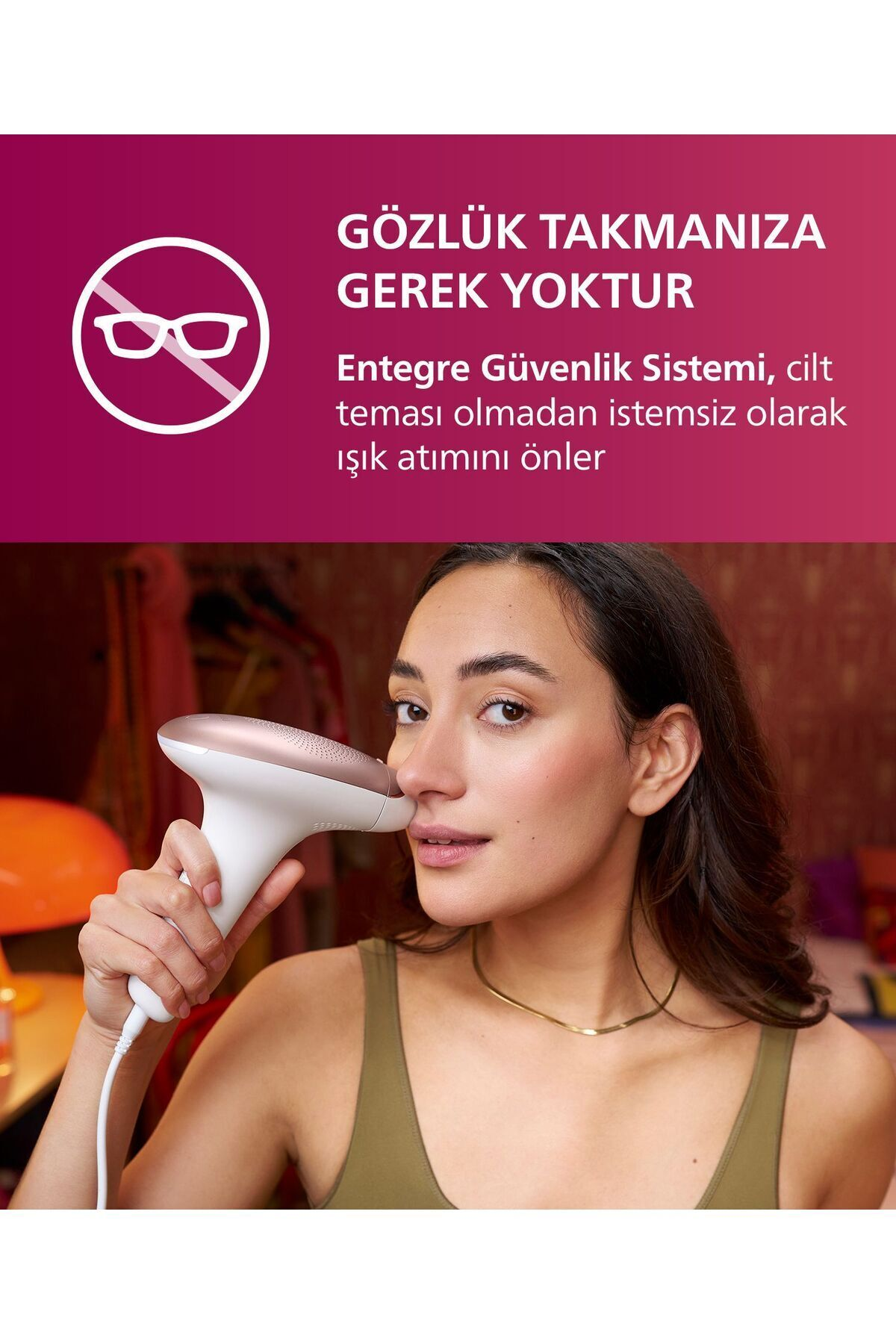 Bir kadın yüzünde beyaz bir cihaz kullanıyor. Türkçe metin, gözlüğe gerek olmadığını, cihazın entegre güvenliğe sahip olduğunu söylüyor.